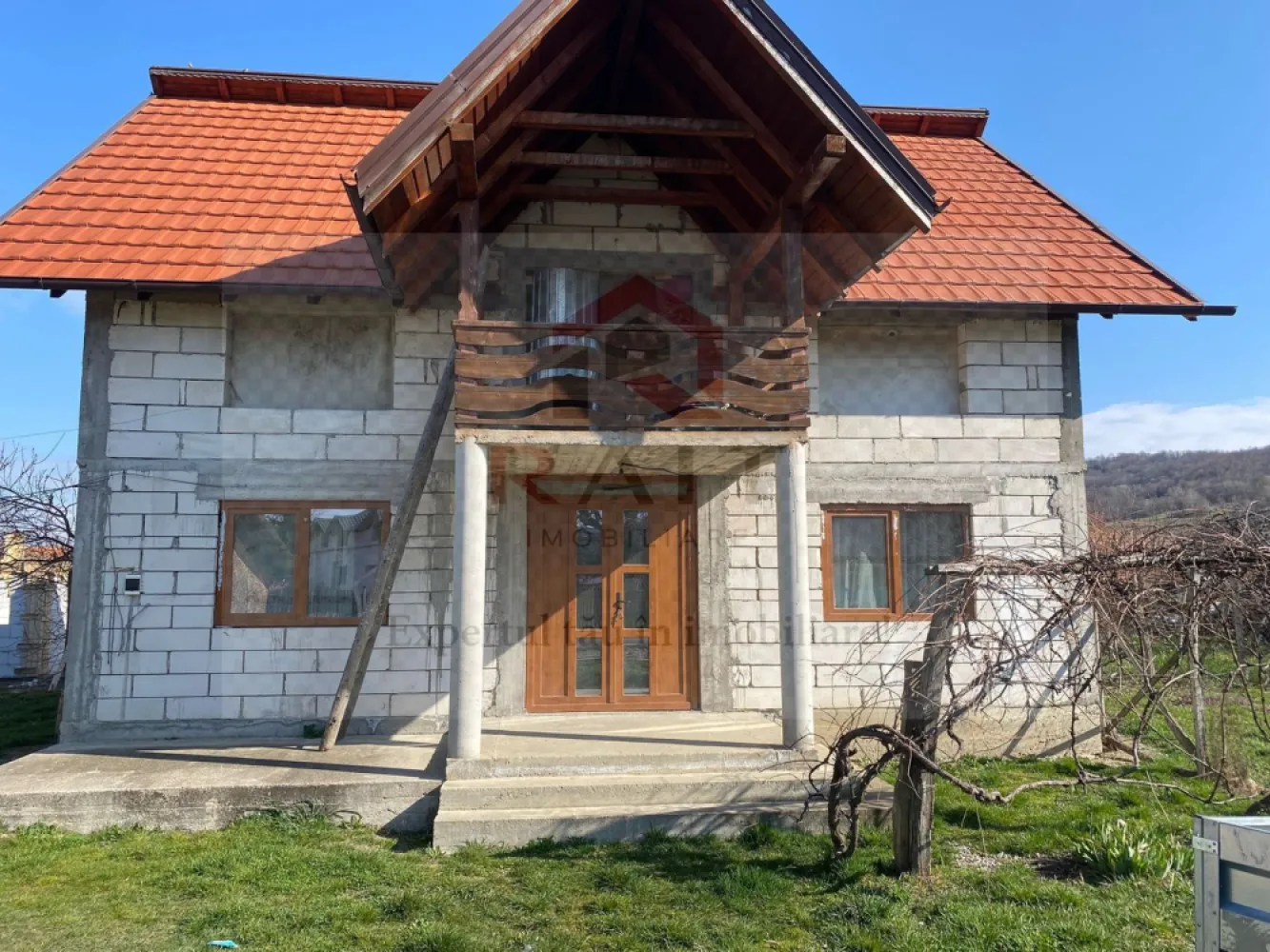 Casa de Vanzare Tigveni Arges - Preț: 85.000 € (cu comision 0% pentru cumpărător și reprezentare exclusivă).

Localizare: Proprietatea este situată în centrul comunei Tigveni, într-o zonă liniștită, având în apropiere puncte de interes precum Școala Gimnazială "Vasile Goldiș" (aprox. 380 m) și grădinița locală.

Configurație și Suprafață:

Regim de înălțime: P+1 (Parter + Etaj).

Număr camere: 6.

Suprafață utilă/desfășurată: Aproximativ 160 - 200 mp (suprafața construită la sol fiind de circa 100 mp).

An construcție: 2020 (finalizată).

Stare și Dotări:

Casa este construită din BCA și acoperită cu țiglă.

Interior: Parterul este finisat și parțial mobilat/utilat.

Utilități/Dotări: Dispune de centrală termică proprie și calorifere, fiind considerată o locuință bine întreținută.

Exterior: Include o grădină și cel puțin o terasă.

Această casă este ideală pentru o familie numeroasă care caută o locuință modernă (construcție nouă) într-o zonă rurală accesibilă, aproape de facilități educaționale.