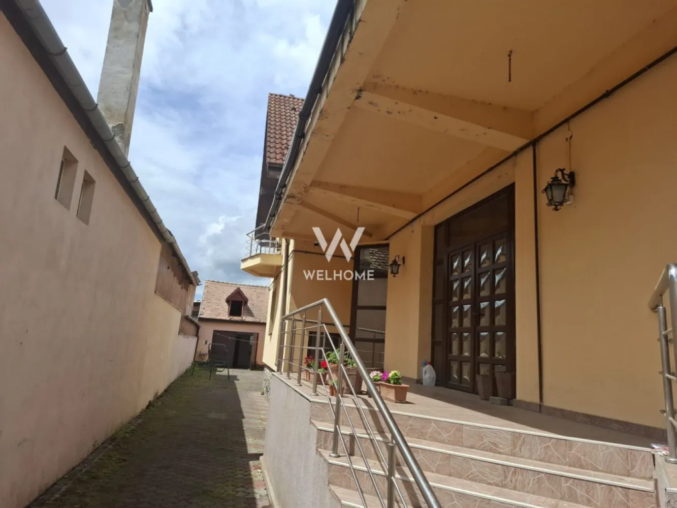 Casa - Pensiune-spatiu cazare muncitori, Turnisor - Sibiu - Agentia Imobiliara Welhome Sibiu ofera spre vanzare un imobil - pensiune, ideal de utilizat ca si spatiu cazare pentru muncitori.
Imobilul este amplasat in cartierul Turnisor din Sibiu.

Suprafata utila totala 400 mp
S+P+E
Suprafata teren 700 mp

Imobilul necesita renovare.

Pret: 350000 euro.
Telefon: 0753277310.