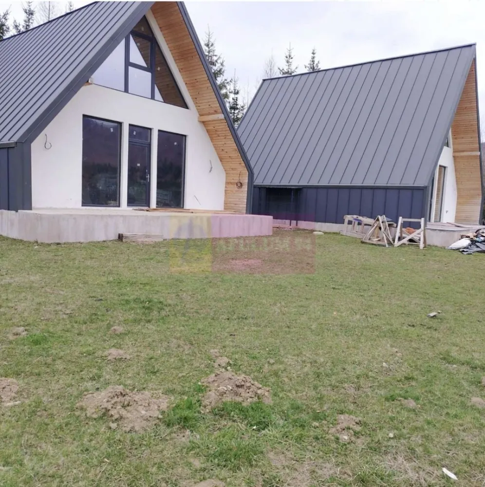 Vila A Frame de vanzare in Valea Doftanei - ILĂ A-FRAME DE VÂNZARE – VALEA DOFTANEI

Natură, liniște și un peisaj spectaculos într-una dintre cele mai apreciate zone montane din Prahova

Descoperă o proprietate specială, cu arhitectură modernă de tip A-Frame, amplasată într-un cadru natural superb, în localitatea Valea Doftanei – locul ideal pentru relaxare, casă de vacanță sau investiție turistică.

Vila este construită pe un teren de 400 mp și are o suprafață totală de aproximativ 130 mp, compartimentată eficient astfel:

Parter – 83 mp
Mansardă – 52 mp

Compartimentarea include:
• 3 dormitoare
• living generos
• bucătărie
• 2 băi
• cameră tehnică
• holuri și spații de depozitare

Proprietatea dispune de:
- instalație electrică realizată
- utilități funcționale – curent, apă, cablu/internet
- acces facil
- zonă retrasă, înconjurată de natură

Interiorul este nefinisat, oferind viitorului proprietar posibilitatea de a amenaja spațiul exact după propriul gust și stil.

Arhitectura A-Frame oferă un design spectaculos, lumină naturală din abundență și o atmosferă caldă, perfectă pentru iubitorii de munte și natură.

 O proprietate cu potențial excelent pentru:
• casă de vacanță
• regim hotelier / Airbnb
• retreat privat
• locuință permanentă într-o zonă liniștită și aerisită

Pentru informații suplimentare și vizionări:
Agenția imobiliară Mervani – 0729 935 536