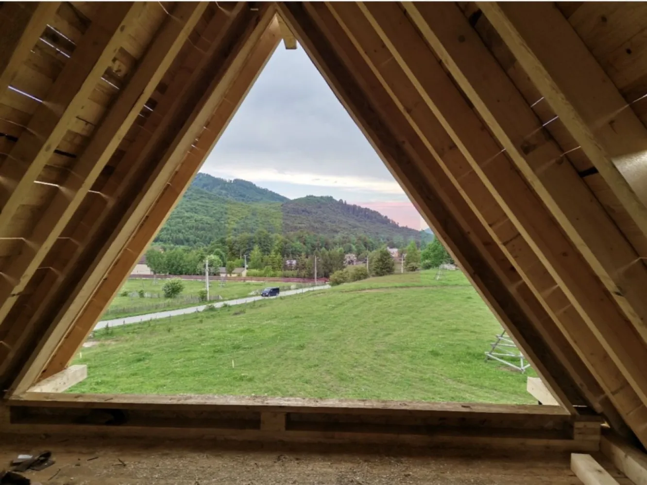 Vila A Frame de vanzare in Valea Doftanei - ILĂ A-FRAME DE VÂNZARE – VALEA DOFTANEI

Natură, liniște și un peisaj spectaculos într-una dintre cele mai apreciate zone montane din Prahova

Descoperă o proprietate specială, cu arhitectură modernă de tip A-Frame, amplasată într-un cadru natural superb, în localitatea Valea Doftanei – locul ideal pentru relaxare, casă de vacanță sau investiție turistică.

Vila este construită pe un teren de 400 mp și are o suprafață totală de aproximativ 130 mp, compartimentată eficient astfel:

Parter – 83 mp
Mansardă – 52 mp

Compartimentarea include:
• 3 dormitoare
• living generos
• bucătărie
• 2 băi
• cameră tehnică
• holuri și spații de depozitare

Proprietatea dispune de:
- instalație electrică realizată
- utilități funcționale – curent, apă, cablu/internet
- acces facil
- zonă retrasă, înconjurată de natură

Interiorul este nefinisat, oferind viitorului proprietar posibilitatea de a amenaja spațiul exact după propriul gust și stil.

Arhitectura A-Frame oferă un design spectaculos, lumină naturală din abundență și o atmosferă caldă, perfectă pentru iubitorii de munte și natură.

 O proprietate cu potențial excelent pentru:
• casă de vacanță
• regim hotelier / Airbnb
• retreat privat
• locuință permanentă într-o zonă liniștită și aerisită

Pentru informații suplimentare și vizionări:
Agenția imobiliară Mervani – 0729 935 536