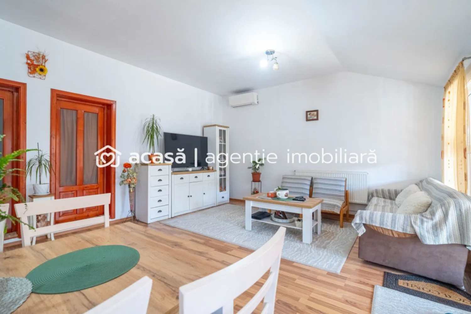 Casă spațioasă cu teren generos în Felnac – la 18 km de Arad - Casă de vânzare în Felnac – la doar 18 km de Arad
Vă oferim spre vânzare o casă spațioasă, construită din cărămidă, situată într-o zonă liniștită, ideală pentru familie.
Proprietatea are o suprafață construită de 194 mp și teren generos de 1.489 mp, fiind compartimentată în 5 camere luminoase, bucătărie, baie, hol, pivniță și terasă.

În curte regăsim grădină cu pomi fructiferi și garaj închis pentru autoturism.
Avantaje:
✔ construcție solidă
✔ teren mare
✔ zonă liniștită
✔ acces rapid spre Arad

Preț: 115.000 Euro

Nu dispui de toată suma? Te ajutăm noi gratuit! Îți obținem oferte de la 16 bănci.
Ai o proprietate de vânzare în Arad și vrei să afli valoarea reală? Sună-mă pentru o evaluare gratuită!

Lucian Marc – Consultant Imobiliar
ACASA | Agentie Imobiliara Arad
0746093329