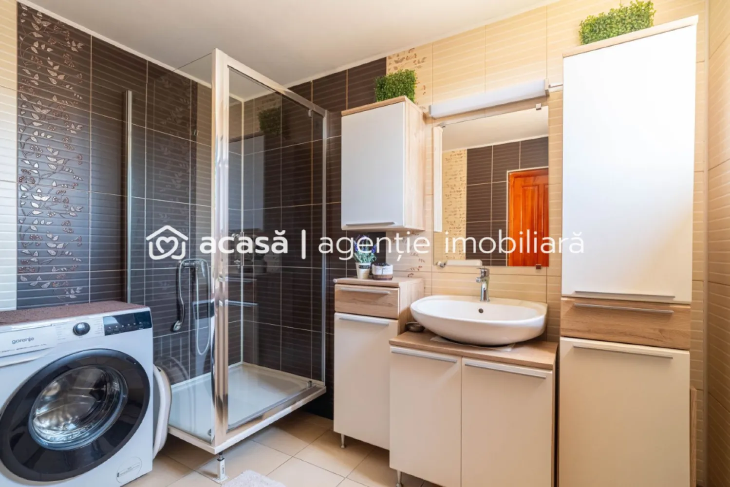 Casă spațioasă cu teren generos în Felnac – la 18 km de Arad - Casă de vânzare în Felnac – la doar 18 km de Arad
Vă oferim spre vânzare o casă spațioasă, construită din cărămidă, situată într-o zonă liniștită, ideală pentru familie.
Proprietatea are o suprafață construită de 194 mp și teren generos de 1.489 mp, fiind compartimentată în 5 camere luminoase, bucătărie, baie, hol, pivniță și terasă.

În curte regăsim grădină cu pomi fructiferi și garaj închis pentru autoturism.
Avantaje:
✔ construcție solidă
✔ teren mare
✔ zonă liniștită
✔ acces rapid spre Arad

Preț: 115.000 Euro

Nu dispui de toată suma? Te ajutăm noi gratuit! Îți obținem oferte de la 16 bănci.
Ai o proprietate de vânzare în Arad și vrei să afli valoarea reală? Sună-mă pentru o evaluare gratuită!

Lucian Marc – Consultant Imobiliar
ACASA | Agentie Imobiliara Arad
0746093329
