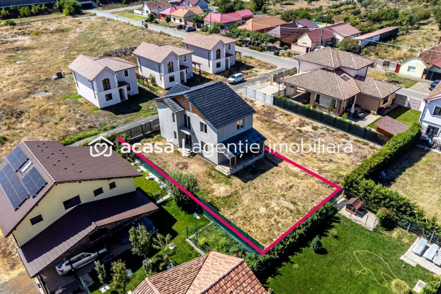 Casă nouă, în Aradul Nou – Str. Constituției - Cauți o casă nouă, într-un cartier foarte bun, pe care să o termini exact pe gustul tău?
Această proprietate din Aradul Nou îți oferă fix combinația asta: locație premium, construcție solidă și potențial mare de personalizare și extindere.

Situată într-una dintre cele mai apreciate zone de case din Arad, proprietatea oferă: acces rapid la puncte de interes ale orașului; proximitate față de zone comerciale, școli, transport public și artere principale; cartier în continuă dezvoltare, foarte căutat pentru locuire.

Date tehnice:
Teren: 419 mp
Deschidere la stradă: 12 m – ideală pentru acces auto, garaj, alei, spațiu verde
Amprentă la sol: 85 mp
Suprafață utilă: 145 mp

Detalii construcție:
Construcție nouă (2020)
Realizată din cărămidă
Acoperiș din țiglă – durabil și estetic
Stadiu: parțial finalizată – îți permite să alegi finisajele și să creezi interiorul pe stilul tău
Posibilitate de mansardare – excelent pentru spațiu suplimentar (dormitoare, birou, zonă hobby, loc de joacă etc.)

Compartimentare gândită pentru confort: 4 camere; 3 dormitoare; 2 băi cu geam – lumină naturală și ventilație; bucătărie; terasă – perfectă pentru relaxare în aer liber; curte cu potențial de amenajare: grădină, loc de joacă, zonă de barbeque.

De ce merită văzută?
Zonă excelentă, foarte căutată pentru locuință
Casă nouă, cu structură solidă, în care poți alege finisajele
Posibilitate reală de extindere prin mansardare

Oportunitate bună pentru familii care vor casă cu curte, dar și pentru investitori care văd potențialul zonei.

Preț listare: 169.000 EUR / comision zero / telefon: 0761 899 230 / Hai să vorbim!

💳 Nu dispui de toată suma?
Te ajutăm gratuit cu finanțarea – îți obținem oferte de la 16 bănci.

🏠 Ai o proprietate de vânzare în Arad și vrei să știi cât valorează cu adevărat?
Sună-mă pentru o evaluare gratuită, fără obligații.

📍 Birou: ACASĂ | Agenție imobiliară Arad
Bulevardul Decebal 2, Arad 310133