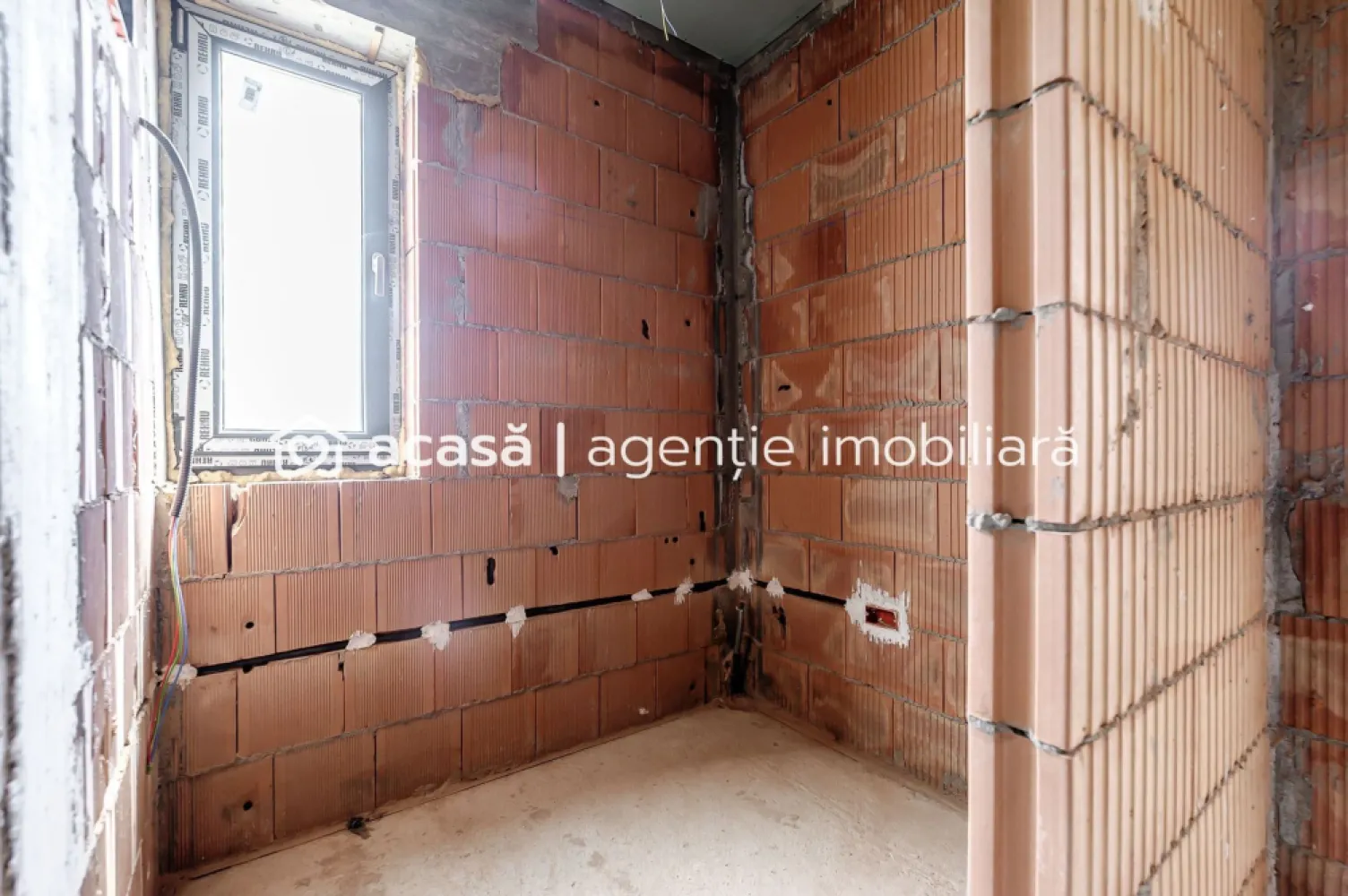 Casă nouă, în Aradul Nou – Str. Constituției - Cauți o casă nouă, într-un cartier foarte bun, pe care să o termini exact pe gustul tău?
Această proprietate din Aradul Nou îți oferă fix combinația asta: locație premium, construcție solidă și potențial mare de personalizare și extindere.

Situată într-una dintre cele mai apreciate zone de case din Arad, proprietatea oferă: acces rapid la puncte de interes ale orașului; proximitate față de zone comerciale, școli, transport public și artere principale; cartier în continuă dezvoltare, foarte căutat pentru locuire.

Date tehnice:
Teren: 419 mp
Deschidere la stradă: 12 m – ideală pentru acces auto, garaj, alei, spațiu verde
Amprentă la sol: 85 mp
Suprafață utilă: 145 mp

Detalii construcție:
Construcție nouă (2020)
Realizată din cărămidă
Acoperiș din țiglă – durabil și estetic
Stadiu: parțial finalizată – îți permite să alegi finisajele și să creezi interiorul pe stilul tău
Posibilitate de mansardare – excelent pentru spațiu suplimentar (dormitoare, birou, zonă hobby, loc de joacă etc.)

Compartimentare gândită pentru confort: 4 camere; 3 dormitoare; 2 băi cu geam – lumină naturală și ventilație; bucătărie; terasă – perfectă pentru relaxare în aer liber; curte cu potențial de amenajare: grădină, loc de joacă, zonă de barbeque.

De ce merită văzută?
Zonă excelentă, foarte căutată pentru locuință
Casă nouă, cu structură solidă, în care poți alege finisajele
Posibilitate reală de extindere prin mansardare

Oportunitate bună pentru familii care vor casă cu curte, dar și pentru investitori care văd potențialul zonei.

Preț listare: 169.000 EUR / comision zero / telefon: 0761 899 230 / Hai să vorbim!

💳 Nu dispui de toată suma?
Te ajutăm gratuit cu finanțarea – îți obținem oferte de la 16 bănci.

🏠 Ai o proprietate de vânzare în Arad și vrei să știi cât valorează cu adevărat?
Sună-mă pentru o evaluare gratuită, fără obligații.

📍 Birou: ACASĂ | Agenție imobiliară Arad
Bulevardul Decebal 2, Arad 310133