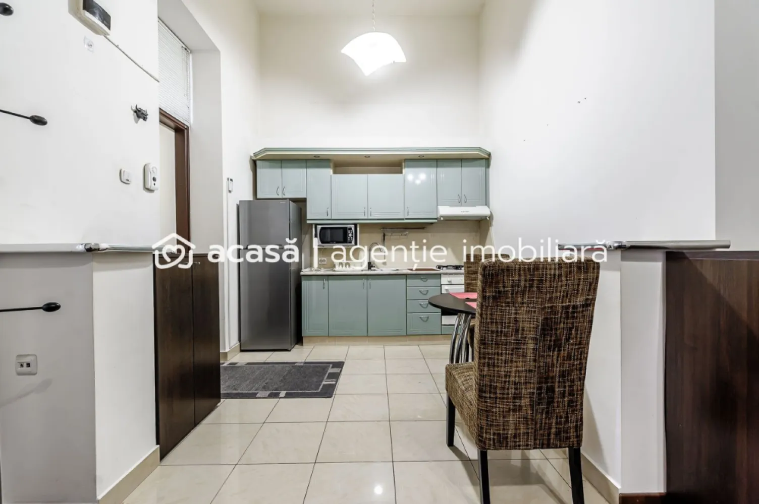 Apartament 2 camere - Etaj 1 - Palatul Neumann, Arad - COMISION 0 - ✨ Raritate pe piață! Apartament cu 2 camere în Palatul Neumann – clădire emblematică din centrul Aradului (cea cu McDonald’s 🍔).
📍 Locație ultracentrală | ⬆️ etaj 1/2

🏡 60 mp utili, mobilat & utilat
🔥 Centrală termică pe gaz
🌆 Vedere din dormitor spre strada Horia
🚗 Parcare liberă în curtea comună
⬆️ Posibilitate de etajare interioară datorită înălțimii generoase
✅ Ideal pentru investiție – chirii pe termen lung, regim hotelier sau birou premium

📞 Daniel Hord – 0755 274 519 - Consultant imobiliar.
📅 Sună acum și programează o vizionare!

Nu dispui de toată suma? Te ajutăm noi gratuit! Îți obținem oferte de la 16 bănci
Ai o proprietate de vânzare în Arad și vrei să știi cât valorează cu adevărat?
Sună-mă pentru o evaluare GRATUITĂ!