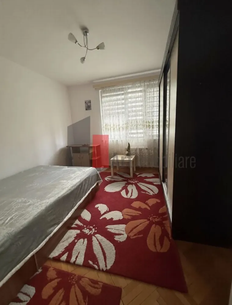 0% Comision, Apartament de vanzare 3 cam zona Pajura/ Loc de Parcare Inclus - 0% Comision, Vânzare Apartament 3 camere – Zona Pajura | Loc de Parcare ADP | Bloc Reabilitat | Etaj 2

Se oferă spre vânzare un apartament cu 3 camere situat în zona liniștită Pajura, o locație recunoscută pentru numeroasele sale spații verzi și atmosfera calmă. Locuința se află la etajul 2 al unui imobil cu 4 niveluri, fiind ideală pentru o familie care își dorește un cămin gata de locuit, într-un bloc reabilitat termic și cu acces rapid la infrastructura urbană.

Proprietatea se vinde complet mobilată și utilată, beneficiind de avantajul major al unui loc de parcare plătit la ADP Sector 1, o facilitate extrem de valoroasă în această zonă. Apartamentul este bine întreținut și oferă o compartimentare funcțională ce maximizează fiecare metru pătrat.

Detalii spațiu:

Suprafață utilă de 54 mp, optimizată pentru un confort cotidian sporit

Situat la etajul 2 al unui imobil cu regim mic de înălțime (P+4)

Bloc reabilitat termic, asigurând o izolare excelentă și facturi reduse

Complet mobilat și utilat, gata pentru mutare imediată

Compartimentare cu 3 camere luminoase și bine aerisite

Utilități și facilități:

Sistem de încălzire prin rețeaua de termoficare a orașului

Contorizare individuală cu apometre pentru un control precis al consumului

Dispune de loc de parcare nominal, plătit la ADP Sector 1

Toate utilitățile disponibile respectiv apă, gaz, curent și canalizare

Scară de bloc curată, cu vecini civilizați și mediu securizat

Avantaje:

Localizare excelentă la aproximativ 800m de stația de metrou Jiului (cca. 10 minute de mers pe jos)

Etaj intermediar ideal (2/4) ce oferă echilibru termic și acces facil fără lift

Loc de parcare propriu, eliminând stresul găsirii unui spațiu în zona rezidențială

Proximitate față de parcuri, școli, grădinițe și centre comerciale (Kaufland, Penny)

Eficiență energetică ridicată datorită programului de reabilitare termică finalizat

Condiții de vânzare:

Preț negociabil

Toate actele sunt pregătite pentru vânzare (cadastru, intabulare, certificat energetic)

Disponibilitate pentru vizionări cu programare prealabilă

Pentru mai multe detalii sau pentru programarea unei vizionări în Pajura, vă stăm la dispoziție.