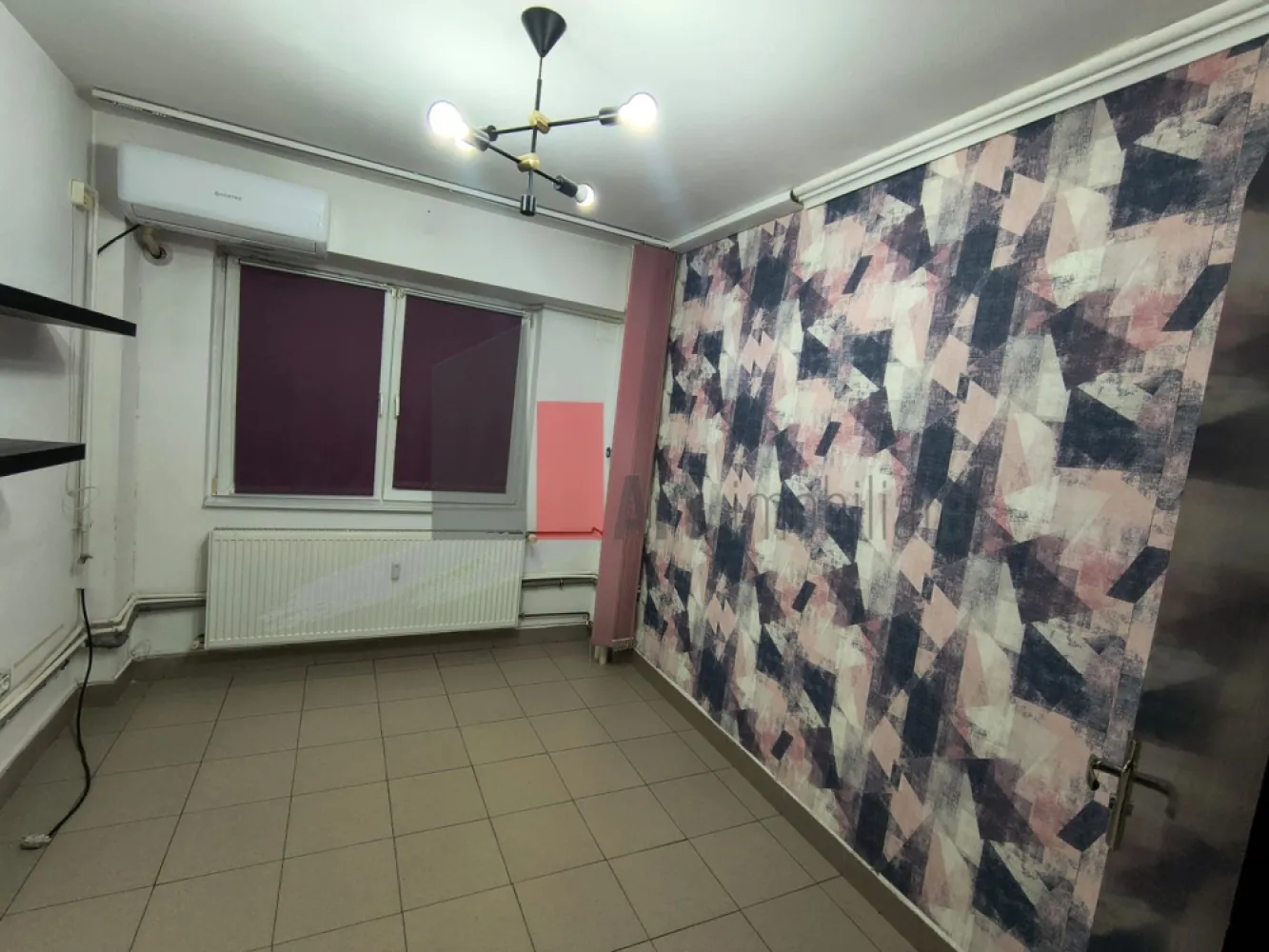 Spatiu comercial de inchiriat in zona Basarabia/Blvd Chisinau/Nicolae Grigorescu - Spațiu comercial de închiriat cu vad comercial foarte bun și trafic pietonal intens

Disponibil spre închiriere spațiu comercial situat într-o zonă activă, cu trafic pietonal intens și acces direct din stradă sau trotuar, locația oferă vizibilitate foarte bună și este potrivită pentru multiple tipuri de activități comerciale sau servicii

Spațiul a funcționat aproximativ 10 ani ca salon și este compartimentat în 2 încăperi spațioase și luminoase plus grup sanitar propriu, beneficiază de o vitrină generoasă la stradă de aproximativ 5–6 metri liniari care oferă expunere foarte bună pentru orice tip de activitate

Dotări și utilități

Curent electric 220V cu posibilitate de racordare la trifazic

Contorizare separată pentru energie electrică

Gaz

Încălzire și apă caldă prin sistemul de termoficare al blocului

Aer condiționat

Sistem de securitate

Zona este foarte dinamică, cu stații de autobuz în apropiere și flux constant de pietoni, spațiul fiind potrivit pentru salon, cabinet, magazin, birou servicii, showroom sau alte tipuri de activități

Toate actele sunt în regulă iar spațiul este pretabil pentru autorizare

Preț ușor negociabil

Se percepe chirie plus garanție

Se percepe comision

Pentru mai multe detalii sau stabilirea unei vizionări răspund și pe WhatsApp