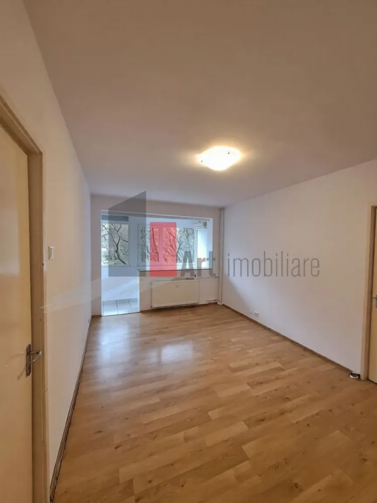 0% Comision, Apartament 2 camere de vanzare, P/10, Zona Dristor - 0% Comision | Vânzare Apartament 2 camere – Zona Dristor | Bloc Reabilitat | Parter | Parțial Mobilat

Se oferă spre vânzare un apartament cu 2 camere situat în zona Dristor, una dintre cele mai accesibile și căutate locații din sectorul 3, recunoscută pentru infrastructura completă și proximitatea față de multiple facilități urbane. Locuința se află la parterul unui imobil cu 10 niveluri, reprezentând o opțiune versatilă atât pentru rezidență personală, cât și pentru investiție, beneficiind de un acces facil și rapid.

Proprietatea se vinde parțial mobilată și utilată, oferind viitorului proprietar o bază funcțională, dar și libertatea de a personaliza spațiul conform propriilor nevoi. Apartamentul beneficiază de avantajul unui bloc reabilitat termic, asigurând un confort sporit și o eficiență energetică optimă pe tot parcursul anului, indiferent de sezon.

Detalii spațiu:

Suprafață totală de 51 mp ce include un balcon tip logie de 5 mp

Situat la parterul unui imobil solid cu 10 niveluri

Compartimentare semidecomandată ce permite o organizare practică a locuinței

Locuință parțial mobilată și utilată, gata pentru a fi adaptată după gustul cumpărătorului

Bloc reabilitat termic ce garantează costuri reduse de întreținere și protecție termică

Utilități și facilități:

Sistem de încălzire prin rețeaua de termoficare a orașului

Sistem de aer condiționat instalat pentru controlul temperaturii în sezonul cald

Toate utilitățile disponibile respectiv apă, gaz, curent și canalizare

Balcon tip logie de 5 mp ce oferă un spațiu suplimentar de relaxare sau depozitare

Dotări de bază incluse ce permit o tranziție mai ușoară către noul cămin

Avantaje:

Localizare excelentă în cartierul Dristor, aproape de metrou și transportul în comun

Eficiență termică ridicată datorită lucrărilor recente de reabilitare a fațadei

Poziționarea la parter elimină dependența de lift și oferă accesibilitate crescută

Proximitate față de piețe, centre comerciale, parcuri și unități de învățământ

Suprafață echilibrată (51 mp) cu un balcon logie generos, ideal pentru zona urbană

Condiții de vânzare:

Preț negociabil

Toate actele sunt pregătite pentru facilitarea procesului de vânzare-cumpărare

Disponibilitate pentru vizionări cu programare prealabilă

Pentru mai multe detalii sau pentru programarea unei vizionări în zona Dristor, vă stăm la dispoziție.