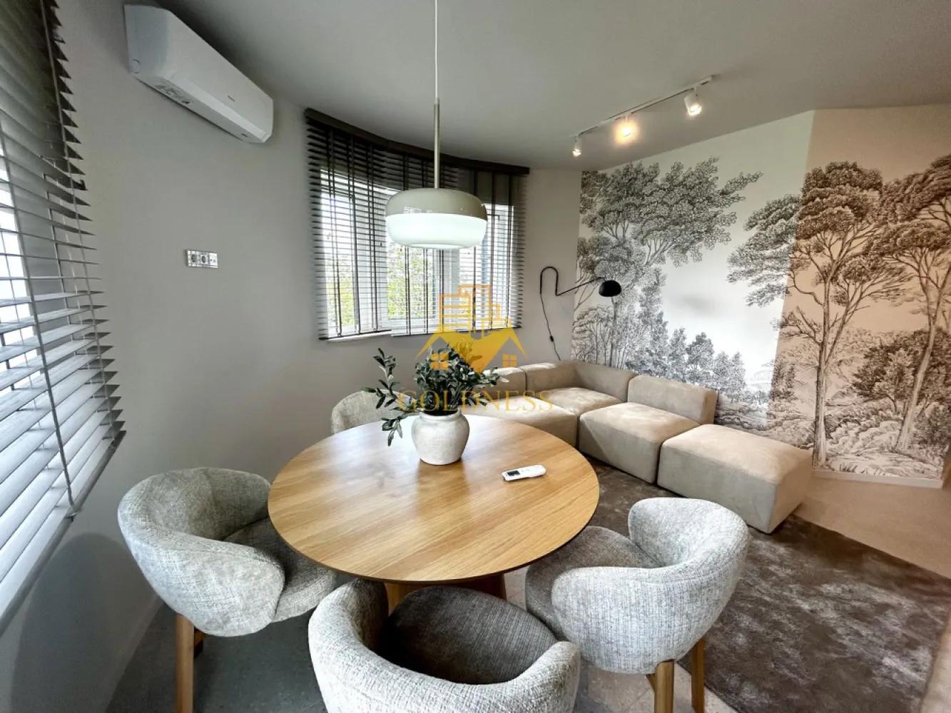 3 camere open space, Parcare, Premium,Alecu Russo, Calea Turzii,Europa - GOLDNESS Imobiliare vă propune spre închiriere un apartament 3 cu camere complet mobilat și utilat, la parterul unui imobil de 3 etaje, în Cartierul Europa.
Dispune de loc de parcare exterior!
Se află în apropierea stațiilor de transport în comun, magazine, restaurante, spații verzi, farmacii, etc. 

Apartamentul este compartimentat astfel:
 - dormitor cu pat matrimonial, dressing, noptiere, birou, biblioteca
 - dormitor cu (pat/ canapea -la cerere), birou, dulap
 - living cu bucatarie open space complet utilată și mobilată, canapea extensibilă, loc de servit masa 
 - baie cu dus walk-in, calorifer port prosop și dulap spatios pentru depozitare.
 - terasa de 10 mp, hol cu dulapuri pentru depozitare 

Imobilul este dotat cu toate cele necesare- centrală proprie, frigider, aragaz, hotă, mașină de spălat haine, etc. 

Dacă sunteți interesați de acest apartament și doriți să îl vizionați, dar și pentru alte oferte nu ezitați să ne contactați telefonic sau prin e-mail. Vă stăm la dispoziție!
Pentru intermediere se percepe un comision de 50% din prețul chiriei!