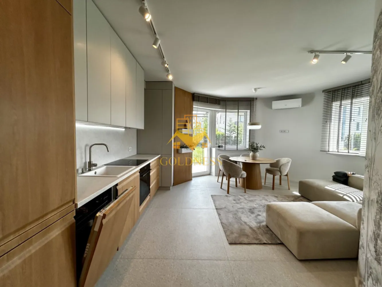 3 camere open space, Parcare, Premium,Alecu Russo, Calea Turzii,Europa - GOLDNESS Imobiliare vă propune spre închiriere un apartament 3 cu camere complet mobilat și utilat, la parterul unui imobil de 3 etaje, în Cartierul Europa.
Dispune de loc de parcare exterior!
Se află în apropierea stațiilor de transport în comun, magazine, restaurante, spații verzi, farmacii, etc. 

Apartamentul este compartimentat astfel:
 - dormitor cu pat matrimonial, dressing, noptiere, birou, biblioteca
 - dormitor cu (pat/ canapea -la cerere), birou, dulap
 - living cu bucatarie open space complet utilată și mobilată, canapea extensibilă, loc de servit masa 
 - baie cu dus walk-in, calorifer port prosop și dulap spatios pentru depozitare.
 - terasa de 10 mp, hol cu dulapuri pentru depozitare 

Imobilul este dotat cu toate cele necesare- centrală proprie, frigider, aragaz, hotă, mașină de spălat haine, etc. 

Dacă sunteți interesați de acest apartament și doriți să îl vizionați, dar și pentru alte oferte nu ezitați să ne contactați telefonic sau prin e-mail. Vă stăm la dispoziție!
Pentru intermediere se percepe un comision de 50% din prețul chiriei!