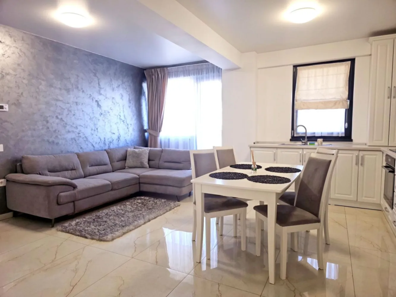 Exclusiv MAG Invest: Apartament 68 mp, parcare inclusă -Micro 17 - EXCLUSIVITATE MAG INVEST | COMISION 0% PENTRU CUMPĂRĂTOR
Preț: 149.000 €

Te invităm să descoperi un apartament modern și elegant, situat în cadrul noului ansamblu rezidențial Roka Concept, un proiect premium, construit în 2022, dedicat confortului, siguranței și calității vieții.
Detalii apartament:
Suprafață: 68 mp

Etaj: 1
An construcție: 2022
Mobilat și utilat complet, cu mobilier realizat pe comandă
Loc de parcare inclus în preț
Caracteristici principale:
Încălzire în pardoseală, pentru un confort termic superior
Finisaje de înaltă calitate, materiale premium
Baie complet echipată, design modern
Aer condiționat Inverter, eficient energetic
Tâmplărie Salamander Tripan, izolare termică și fonică excelentă
Centrală termică proprie, cu control individual al consumului
Contorizare individuală pentru apă, gaz și energie electrică
Lift Schindler, acces facil și sigur
Video interfon
Curte privată închisă, spațiu verde supravegheat video

Locație excelentă:
Apartamentul este amplasat într-o zonă liniștită, dar foarte bine conectată, având acces rapid la toate facilitatile urbane

Această proprietate este ideală atât pentru locuire proprie, cât și pentru investiție, datorită poziției, calității construcției și dotărilor premium.
Pentru mai multe informații sau programarea unei vizionări:
Liliana Ene – 0746 252 252
MAG Invest – Exclusivitate | Comision 0% pentru cumpărător