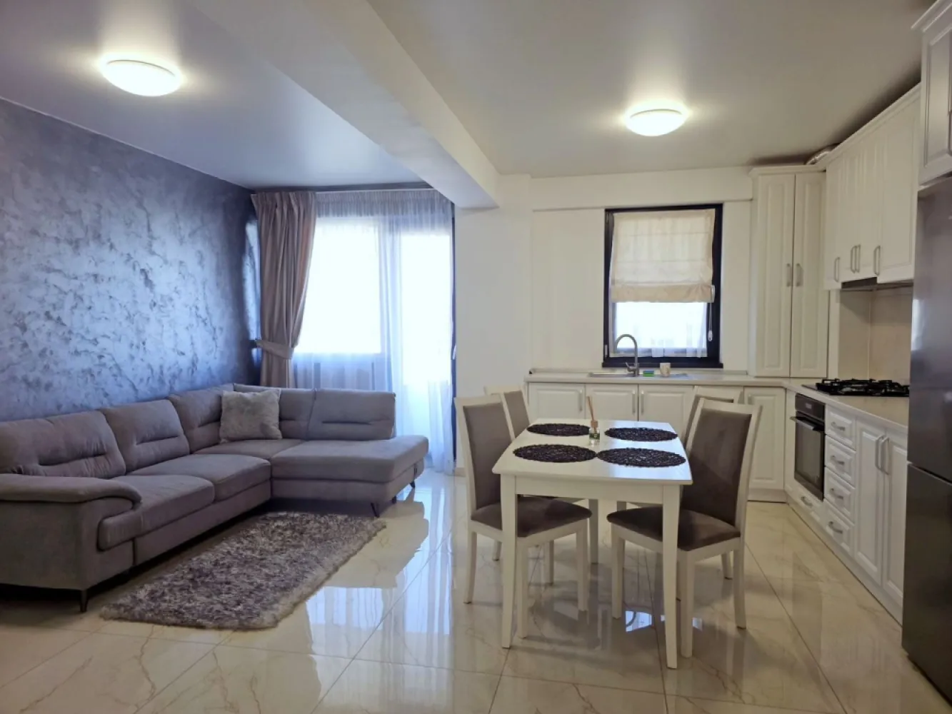 Exclusiv MAG Invest: Apartament 68 mp, parcare inclusă -Micro 17 - EXCLUSIVITATE MAG INVEST | COMISION 0% PENTRU CUMPĂRĂTOR
Preț: 149.000 €

Te invităm să descoperi un apartament modern și elegant, situat în cadrul noului ansamblu rezidențial Roka Concept, un proiect premium, construit în 2022, dedicat confortului, siguranței și calității vieții.
Detalii apartament:
Suprafață: 68 mp

Etaj: 1
An construcție: 2022
Mobilat și utilat complet, cu mobilier realizat pe comandă
Loc de parcare inclus în preț
Caracteristici principale:
Încălzire în pardoseală, pentru un confort termic superior
Finisaje de înaltă calitate, materiale premium
Baie complet echipată, design modern
Aer condiționat Inverter, eficient energetic
Tâmplărie Salamander Tripan, izolare termică și fonică excelentă
Centrală termică proprie, cu control individual al consumului
Contorizare individuală pentru apă, gaz și energie electrică
Lift Schindler, acces facil și sigur
Video interfon
Curte privată închisă, spațiu verde supravegheat video

Locație excelentă:
Apartamentul este amplasat într-o zonă liniștită, dar foarte bine conectată, având acces rapid la toate facilitatile urbane

Această proprietate este ideală atât pentru locuire proprie, cât și pentru investiție, datorită poziției, calității construcției și dotărilor premium.
Pentru mai multe informații sau programarea unei vizionări:
Liliana Ene – 0746 252 252
MAG Invest – Exclusivitate | Comision 0% pentru cumpărător