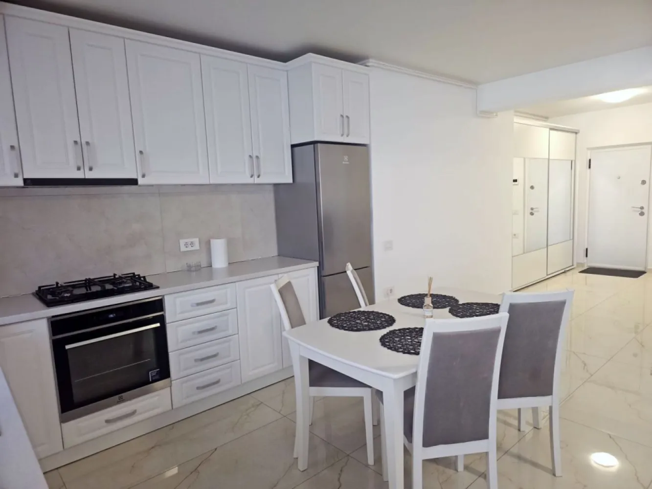 De vanzare - apartament cu 2 camere, Micro 17, bloc Roka - 139000 euro
