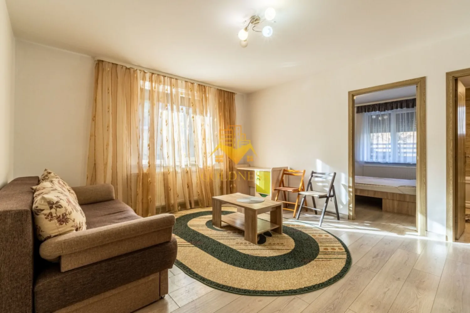 2 camere, modern, parcare, Horea, Crisana, Mihai Viteazu, Pet Friendly - GOLDNESS Imobiliare vă propune spre închiriere un apartament cu 2 camere complet mobilat și utilat, la parter într-un imobil de 4 etaje, în Zona Centrala.
Dispune de loc de parcare!
Se află în apropierea stațiilor de transport în comun, magazine, restaurante, spații verzi, farmacii, etc. 

Apartamentul este compartimentat astfel:
 - dormitor cu pat matrimonial, dressing, noptiere
 - living cu canapea extensibila, spatiu pentru depozitare
 - bucatarie complet mobilata, utilata, loc de luat masa
 - baie cu cada, calorifer port prosop și dulap pentru depozitare.

Imobilul este dotat cu toate cele necesare- centrală proprie, frigider, aragaz, hotă, mașină de spălat haine, etc. 

Dacă sunteți interesați de acest apartament și doriți să îl vizionați, dar și pentru alte oferte nu ezitați să ne contactați telefonic sau prin e-mail. Vă stăm la dispoziție!
Pentru intermediere se percepe un comision de 50% din prețul chiriei!