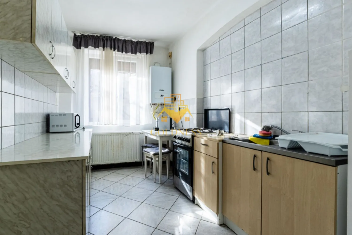 2 camere, modern, parcare, Horea, Crisana, Mihai Viteazu, Pet Friendly - GOLDNESS Imobiliare vă propune spre închiriere un apartament cu 2 camere complet mobilat și utilat, la parter într-un imobil de 4 etaje, în Zona Centrala.
Dispune de loc de parcare!
Se află în apropierea stațiilor de transport în comun, magazine, restaurante, spații verzi, farmacii, etc. 

Apartamentul este compartimentat astfel:
 - dormitor cu pat matrimonial, dressing, noptiere
 - living cu canapea extensibila, spatiu pentru depozitare
 - bucatarie complet mobilata, utilata, loc de luat masa
 - baie cu cada, calorifer port prosop și dulap pentru depozitare.

Imobilul este dotat cu toate cele necesare- centrală proprie, frigider, aragaz, hotă, mașină de spălat haine, etc. 

Dacă sunteți interesați de acest apartament și doriți să îl vizionați, dar și pentru alte oferte nu ezitați să ne contactați telefonic sau prin e-mail. Vă stăm la dispoziție!
Pentru intermediere se percepe un comision de 50% din prețul chiriei!
