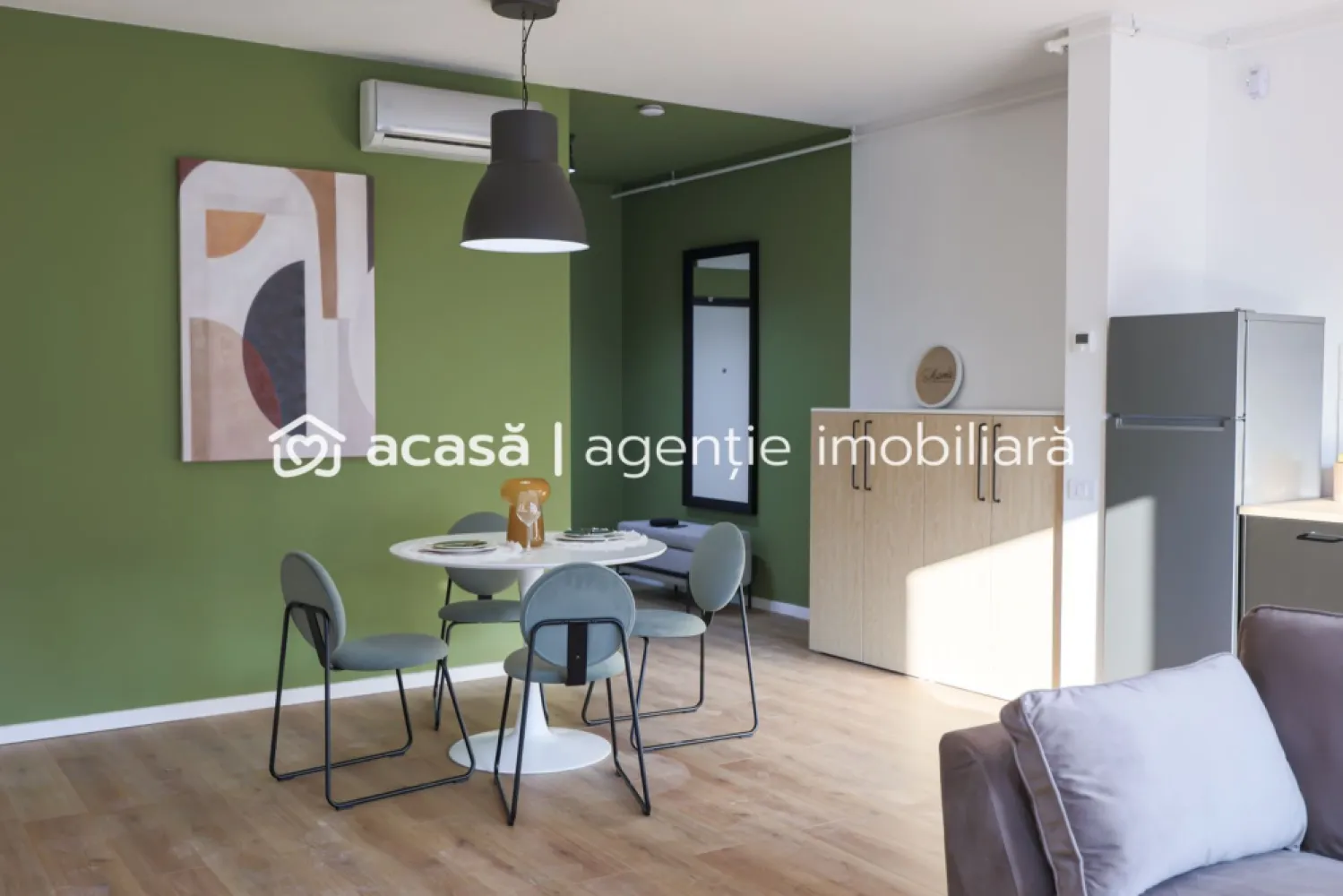 Apartament ARED Premium 2 Camere - Mobilat & Utilat - COMISION 0% - O oportunitate unică de a locui într-un apartament modern, situat în exclusivistul Complex ARED, un ansamblu securizat, cu facilități premium și un stil de viață modern, la prețuri direct de la dezvoltator.

Cu o suprafață total utilă de 60 mp, acest apartament spațios, situat la etajul 5 din 6, este complet mobilat și utilat conform pozelor. Finisajele de înaltă calitate și dotările inteligente, precum sistemul smarthome, videointerfonul, aerul condiționat și roletele electrice, îți oferă un confort absolut. În plus, dispune de încălzire în pardoseală cu ajutorul centralei termice, asigurând un ambient plăcut în orice sezon.

Locuind aici, vei avea acces la un parc privat de 1,6 ha, pistă de alergat, terenuri multisport și zone comerciale. Complexul este securizat 24/7, oferind liniște și siguranță. De asemenea, apartamentul include și un loc de parcare.

Apartamentele ARED se pot achiziționa și prin credit ipotecar și se pot achita chiar și în decursul unui an
*Pretul nu contine TVA!

Nu dispui de toată suma? Te ajutăm noi gratuit! Îți obținem oferte de la 16 bănci
Ai o proprietate de vânzare în Arad și vrei să știi cât valorează cu adevărat?
Sună-mă pentru o evaluare GRATUITĂ!

Nu rata această oportunitate! Contactează-mă pentru detalii și programează o vizionare la 0755 274 519 - Daniel Hord - Consultant ARED - Birou Centru.