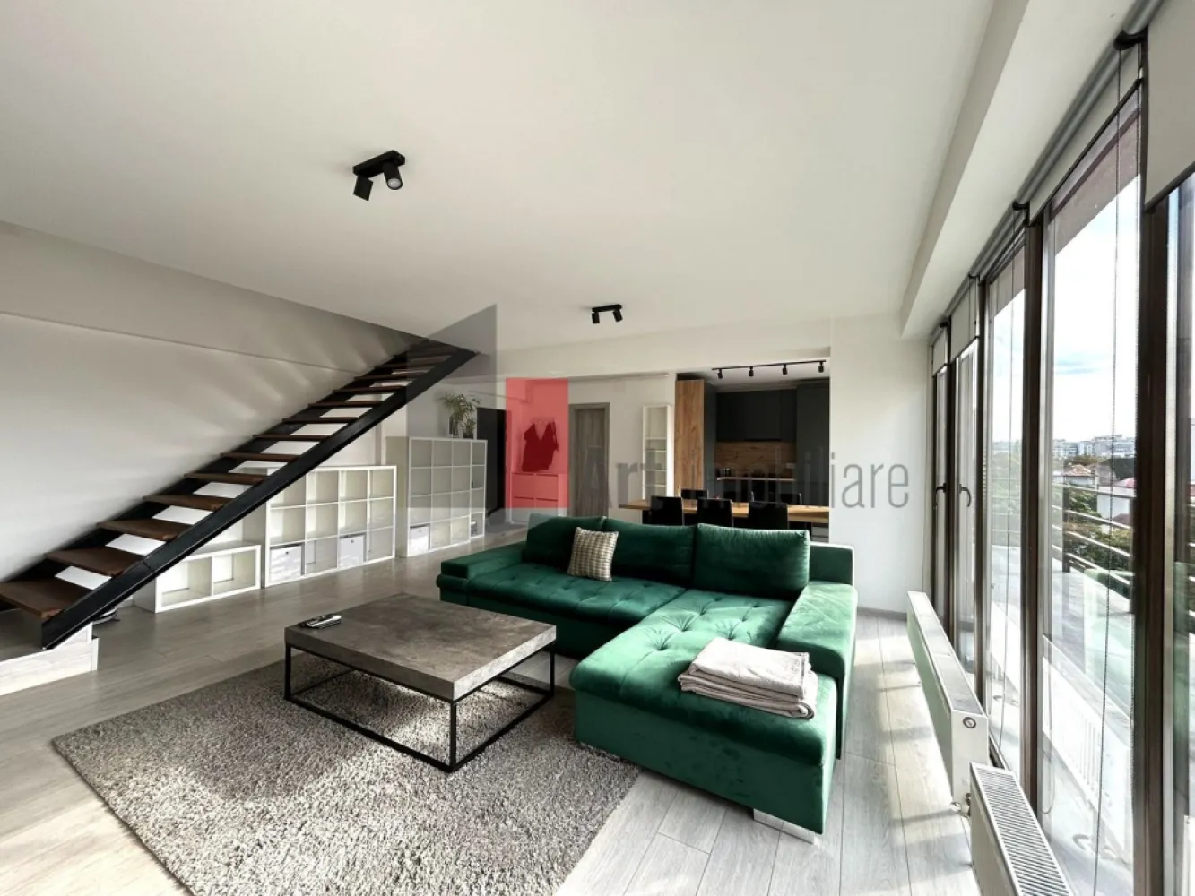 Apartament 3 camere tip Duplex - zona Calea Calarasilor/Matei Basarab - Va prezentam spre achizitie cel mai luminos apartament de 3 camere, tip duplex, cu scara interioara, localizat la etajul 3 si Mansarda, al unui bloc construit in 2014, dotat cu lift si care include doar 10 apartamente in total. Datorita suprafetei vitrate mari si a orientarii spre sud vest, apartamentul se bucura de lumina naturala din belsug si vedere libera spre apus. 

Apartamentul a fost finisat si amenajat in anii 2020-2021 si are o suprafata utila de 115,54 mp si o suprafata totala de 134,57 mp (inclusiv scara interioara si balconul generos, deschis). Intrarea in apartament se face la nivelul 3 al blocului cu lift, unde avem o suprafata generoasa si foarte luminoasa, deschisa, cu zona de living, dining si bucatarie, 1 spatiu de depozitare, 1 baie completa dotata cu dus si tot in baie gasim si masina de spalat rufe. Deasemenea de la acest nivel se acceseaza balconul de 15 mp deschis, cu vedere libera catre oras si orientat spre apus. 

Urcand pe scara interioara ajungem in zona de noapte unde avem 2 dormitoare (sau un dormitor si un birou "de acasa") cu ferestre de mansarda, 1 baie completa cu cada si un dressing incapator. 

Apartamentul este mobilat si utilat (mai putin a 2a camera de la etaj) cu mobila de calitate, bucataria este complet mobilata si utilata cu frigider, plita pe gaz, cuptor electric, hota si masina de spalat vase. Tot in bucatarie avem si centrala termica iar pentru perioada verii, in apartament, gasim 3 aparate AC. 

Zona este una centrala dar cladirea nu este situata la un bulevard sau sosea principala, este situata in planul 2 fata de sosea, in zona de case si blocuri cu regim mic de inaltime. In proximitate, la distanta de mers pe jos exista magazine, supermarketur-uri, piata, farmacii, fast-food-uri, restaurante, cafenele, sucursale de banci, saloane de infrumusetare, scoli, gradinite, licee si Universitatea Hyperion. 
Blocul se afla la cca 15 minute de mers pe jos de Bd Decebal si cafenelele sale, cca 25 de minute de mers pe jos de Piata Unirii, 30 de minute de Piata Universitatii si 20 de minute de mers pe jos de Piata Muncii. 

Apartamentul este unul primitor, foarte luminos, perfect pentru un cuplu cu/fara copil. Mobila si electrocasnicele sunt de calitate si intr-o stare foarte buna, anumite piese de mobilier au fost folosite foarte putin iar amenajarea actuala permite personalizarea spatiului, ulterioara achizitiei. 

Blocul nu are parcare, locuri de parcare se pot gasi pe strada sau strazile laturalnice sau se poate inchiria un loc contra-cost intr-o parcare privata din fata blocului. 

Pretul este usor negociabil, comision 0.