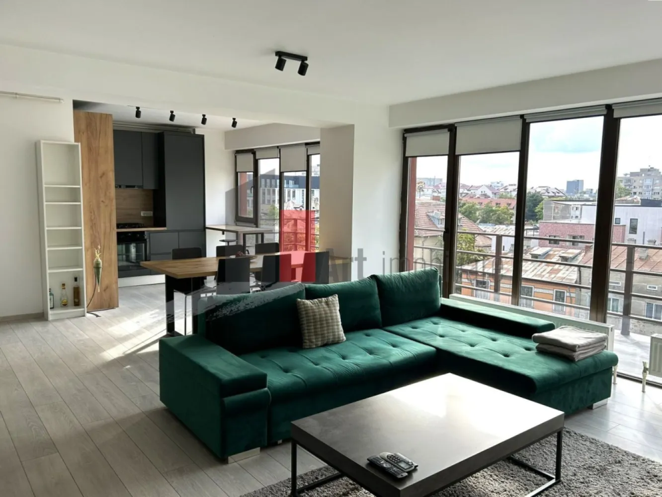 Apartament 3 camere tip Duplex - zona Calea Calarasilor/Matei Basarab - Va prezentam spre achizitie cel mai luminos apartament de 3 camere, tip duplex, cu scara interioara, localizat la etajul 3 si Mansarda, al unui bloc construit in 2014, dotat cu lift si care include doar 10 apartamente in total. Datorita suprafetei vitrate mari si a orientarii spre sud vest, apartamentul se bucura de lumina naturala din belsug si vedere libera spre apus. 

Apartamentul a fost finisat si amenajat in anii 2020-2021 si are o suprafata utila de 115,54 mp si o suprafata totala de 134,57 mp (inclusiv scara interioara si balconul generos, deschis). Intrarea in apartament se face la nivelul 3 al blocului cu lift, unde avem o suprafata generoasa si foarte luminoasa, deschisa, cu zona de living, dining si bucatarie, 1 spatiu de depozitare, 1 baie completa dotata cu dus si tot in baie gasim si masina de spalat rufe. Deasemenea de la acest nivel se acceseaza balconul de 15 mp deschis, cu vedere libera catre oras si orientat spre apus. 

Urcand pe scara interioara ajungem in zona de noapte unde avem 2 dormitoare (sau un dormitor si un birou "de acasa") cu ferestre de mansarda, 1 baie completa cu cada si un dressing incapator. 

Apartamentul este mobilat si utilat (mai putin a 2a camera de la etaj) cu mobila de calitate, bucataria este complet mobilata si utilata cu frigider, plita pe gaz, cuptor electric, hota si masina de spalat vase. Tot in bucatarie avem si centrala termica iar pentru perioada verii, in apartament, gasim 3 aparate AC. 

Zona este una centrala dar cladirea nu este situata la un bulevard sau sosea principala, este situata in planul 2 fata de sosea, in zona de case si blocuri cu regim mic de inaltime. In proximitate, la distanta de mers pe jos exista magazine, supermarketur-uri, piata, farmacii, fast-food-uri, restaurante, cafenele, sucursale de banci, saloane de infrumusetare, scoli, gradinite, licee si Universitatea Hyperion. 
Blocul se afla la cca 15 minute de mers pe jos de Bd Decebal si cafenelele sale, cca 25 de minute de mers pe jos de Piata Unirii, 30 de minute de Piata Universitatii si 20 de minute de mers pe jos de Piata Muncii. 

Apartamentul este unul primitor, foarte luminos, perfect pentru un cuplu cu/fara copil. Mobila si electrocasnicele sunt de calitate si intr-o stare foarte buna, anumite piese de mobilier au fost folosite foarte putin iar amenajarea actuala permite personalizarea spatiului, ulterioara achizitiei. 

Blocul nu are parcare, locuri de parcare se pot gasi pe strada sau strazile laturalnice sau se poate inchiria un loc contra-cost intr-o parcare privata din fata blocului. 

Pretul este usor negociabil, comision 0.