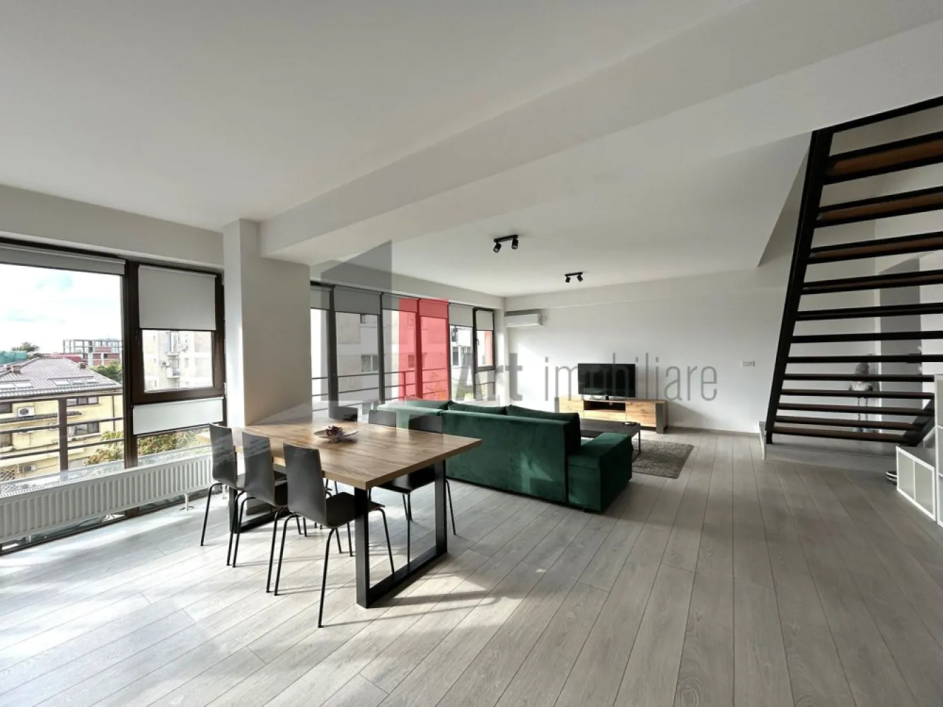 Apartament 3 camere tip Duplex - zona Calea Calarasilor/Matei Basarab - Va prezentam spre achizitie cel mai luminos apartament de 3 camere, tip duplex, cu scara interioara, localizat la etajul 3 si Mansarda, al unui bloc construit in 2014, dotat cu lift si care include doar 10 apartamente in total. Datorita suprafetei vitrate mari si a orientarii spre sud vest, apartamentul se bucura de lumina naturala din belsug si vedere libera spre apus. 

Apartamentul a fost finisat si amenajat in anii 2020-2021 si are o suprafata utila de 115,54 mp si o suprafata totala de 134,57 mp (inclusiv scara interioara si balconul generos, deschis). Intrarea in apartament se face la nivelul 3 al blocului cu lift, unde avem o suprafata generoasa si foarte luminoasa, deschisa, cu zona de living, dining si bucatarie, 1 spatiu de depozitare, 1 baie completa dotata cu dus si tot in baie gasim si masina de spalat rufe. Deasemenea de la acest nivel se acceseaza balconul de 15 mp deschis, cu vedere libera catre oras si orientat spre apus. 

Urcand pe scara interioara ajungem in zona de noapte unde avem 2 dormitoare (sau un dormitor si un birou "de acasa") cu ferestre de mansarda, 1 baie completa cu cada si un dressing incapator. 

Apartamentul este mobilat si utilat (mai putin a 2a camera de la etaj) cu mobila de calitate, bucataria este complet mobilata si utilata cu frigider, plita pe gaz, cuptor electric, hota si masina de spalat vase. Tot in bucatarie avem si centrala termica iar pentru perioada verii, in apartament, gasim 3 aparate AC. 

Zona este una centrala dar cladirea nu este situata la un bulevard sau sosea principala, este situata in planul 2 fata de sosea, in zona de case si blocuri cu regim mic de inaltime. In proximitate, la distanta de mers pe jos exista magazine, supermarketur-uri, piata, farmacii, fast-food-uri, restaurante, cafenele, sucursale de banci, saloane de infrumusetare, scoli, gradinite, licee si Universitatea Hyperion. 
Blocul se afla la cca 15 minute de mers pe jos de Bd Decebal si cafenelele sale, cca 25 de minute de mers pe jos de Piata Unirii, 30 de minute de Piata Universitatii si 20 de minute de mers pe jos de Piata Muncii. 

Apartamentul este unul primitor, foarte luminos, perfect pentru un cuplu cu/fara copil. Mobila si electrocasnicele sunt de calitate si intr-o stare foarte buna, anumite piese de mobilier au fost folosite foarte putin iar amenajarea actuala permite personalizarea spatiului, ulterioara achizitiei. 

Blocul nu are parcare, locuri de parcare se pot gasi pe strada sau strazile laturalnice sau se poate inchiria un loc contra-cost intr-o parcare privata din fata blocului. 

Pretul este usor negociabil, comision 0.
