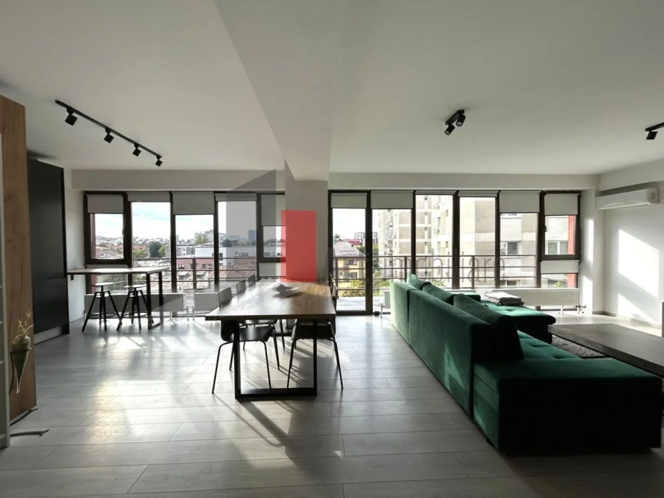 Apartament 3 camere tip Duplex - zona Calea Calarasilor/Matei Basarab - Va prezentam spre achizitie cel mai luminos apartament de 3 camere, tip duplex, cu scara interioara, localizat la etajul 3 si Mansarda, al unui bloc construit in 2014, dotat cu lift si care include doar 10 apartamente in total. Datorita suprafetei vitrate mari si a orientarii spre sud vest, apartamentul se bucura de lumina naturala din belsug si vedere libera spre apus. 

Apartamentul a fost finisat si amenajat in anii 2020-2021 si are o suprafata utila de 115,54 mp si o suprafata totala de 134,57 mp (inclusiv scara interioara si balconul generos, deschis). Intrarea in apartament se face la nivelul 3 al blocului cu lift, unde avem o suprafata generoasa si foarte luminoasa, deschisa, cu zona de living, dining si bucatarie, 1 spatiu de depozitare, 1 baie completa dotata cu dus si tot in baie gasim si masina de spalat rufe. Deasemenea de la acest nivel se acceseaza balconul de 15 mp deschis, cu vedere libera catre oras si orientat spre apus. 

Urcand pe scara interioara ajungem in zona de noapte unde avem 2 dormitoare (sau un dormitor si un birou "de acasa") cu ferestre de mansarda, 1 baie completa cu cada si un dressing incapator. 

Apartamentul este mobilat si utilat (mai putin a 2a camera de la etaj) cu mobila de calitate, bucataria este complet mobilata si utilata cu frigider, plita pe gaz, cuptor electric, hota si masina de spalat vase. Tot in bucatarie avem si centrala termica iar pentru perioada verii, in apartament, gasim 3 aparate AC. 

Zona este una centrala dar cladirea nu este situata la un bulevard sau sosea principala, este situata in planul 2 fata de sosea, in zona de case si blocuri cu regim mic de inaltime. In proximitate, la distanta de mers pe jos exista magazine, supermarketur-uri, piata, farmacii, fast-food-uri, restaurante, cafenele, sucursale de banci, saloane de infrumusetare, scoli, gradinite, licee si Universitatea Hyperion. 
Blocul se afla la cca 15 minute de mers pe jos de Bd Decebal si cafenelele sale, cca 25 de minute de mers pe jos de Piata Unirii, 30 de minute de Piata Universitatii si 20 de minute de mers pe jos de Piata Muncii. 

Apartamentul este unul primitor, foarte luminos, perfect pentru un cuplu cu/fara copil. Mobila si electrocasnicele sunt de calitate si intr-o stare foarte buna, anumite piese de mobilier au fost folosite foarte putin iar amenajarea actuala permite personalizarea spatiului, ulterioara achizitiei. 

Blocul nu are parcare, locuri de parcare se pot gasi pe strada sau strazile laturalnice sau se poate inchiria un loc contra-cost intr-o parcare privata din fata blocului. 

Pretul este usor negociabil, comision 0.