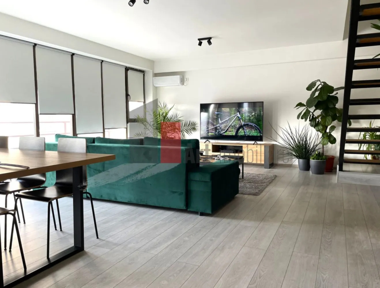 Apartament 3 camere tip Duplex - zona Calea Calarasilor/Matei Basarab - Va prezentam spre achizitie cel mai luminos apartament de 3 camere, tip duplex, cu scara interioara, localizat la etajul 3 si Mansarda, al unui bloc construit in 2014, dotat cu lift si care include doar 10 apartamente in total. Datorita suprafetei vitrate mari si a orientarii spre sud vest, apartamentul se bucura de lumina naturala din belsug si vedere libera spre apus. 

Apartamentul a fost finisat si amenajat in anii 2020-2021 si are o suprafata utila de 115,54 mp si o suprafata totala de 134,57 mp (inclusiv scara interioara si balconul generos, deschis). Intrarea in apartament se face la nivelul 3 al blocului cu lift, unde avem o suprafata generoasa si foarte luminoasa, deschisa, cu zona de living, dining si bucatarie, 1 spatiu de depozitare, 1 baie completa dotata cu dus si tot in baie gasim si masina de spalat rufe. Deasemenea de la acest nivel se acceseaza balconul de 15 mp deschis, cu vedere libera catre oras si orientat spre apus. 

Urcand pe scara interioara ajungem in zona de noapte unde avem 2 dormitoare (sau un dormitor si un birou "de acasa") cu ferestre de mansarda, 1 baie completa cu cada si un dressing incapator. 

Apartamentul este mobilat si utilat (mai putin a 2a camera de la etaj) cu mobila de calitate, bucataria este complet mobilata si utilata cu frigider, plita pe gaz, cuptor electric, hota si masina de spalat vase. Tot in bucatarie avem si centrala termica iar pentru perioada verii, in apartament, gasim 3 aparate AC. 

Zona este una centrala dar cladirea nu este situata la un bulevard sau sosea principala, este situata in planul 2 fata de sosea, in zona de case si blocuri cu regim mic de inaltime. In proximitate, la distanta de mers pe jos exista magazine, supermarketur-uri, piata, farmacii, fast-food-uri, restaurante, cafenele, sucursale de banci, saloane de infrumusetare, scoli, gradinite, licee si Universitatea Hyperion. 
Blocul se afla la cca 15 minute de mers pe jos de Bd Decebal si cafenelele sale, cca 25 de minute de mers pe jos de Piata Unirii, 30 de minute de Piata Universitatii si 20 de minute de mers pe jos de Piata Muncii. 

Apartamentul este unul primitor, foarte luminos, perfect pentru un cuplu cu/fara copil. Mobila si electrocasnicele sunt de calitate si intr-o stare foarte buna, anumite piese de mobilier au fost folosite foarte putin iar amenajarea actuala permite personalizarea spatiului, ulterioara achizitiei. 

Blocul nu are parcare, locuri de parcare se pot gasi pe strada sau strazile laturalnice sau se poate inchiria un loc contra-cost intr-o parcare privata din fata blocului. 

Pretul este usor negociabil, comision 0.