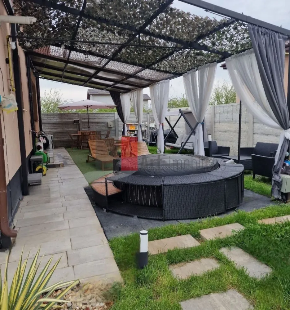 Vanzare casa moderna cu piscina si zona de fitness --Mihailesti - Locatie: Mihailesti, jud. Giurgiu
Zona rezidentiala linistita, doar de case, strada asfaltata si iluminata.
Acces rapid catre Bucuresti (20 km), mijloace de transport, scoala si gradinita in apropiere.

150.000 euro - casa nemobilata
165.000 euro - casa complet mobilata si utilata (mutare imediata).

 Descriere generala:
Casa individuala P + mansarda, construita in 2022, design modern si finisaje de calitate superioara.
Curte complet amenajata, ideala pentru relaxare si activitati in aer liber.
Proprietate perfecta pentru o familie care isi doreste confort, liniste si facilitati moderne.
Disponibila imediat pentru mutare.

 Detalii proprietate:

Suprafata teren: 500 mp (teren liber 400 mp)

Suprafata utila: 85 mp

Amprenta la sol: 100 mp

Structura: beton armat, zidarie caramida Porotherm

Izolatie termica si fonica performanta

Acoperis: tigla metalica

 Compartimentare:

Parter:

Hol generos

Living luminos, 30 mp

Bucatarie inchisa, 12 mp

2 dormitoare, 15 si 17 mp

Baie cu geam, 7 mp

Camera tehnica cu geam, 6 mp

Terasa acoperita 40 mp + pergola

Mansarda:

Placa de beton

Acces prin scara retractabila

Spatiu pentru depozitare sau extindere ulterioara

 Dotari si utilitati:

Apa, canalizare, gaze, curent 220/380V (bransament nou pe cupru)

Centrala termica Ariston cu control WiFi

2 aparate de aer conditionat Ariston control prin WiFi

Iluminat inteligent in curte controlabil WiFi

Supraveghere video exterior

Poarta automatizata si gard din placi de beton

Curte amenajata complet

Piscina si ciubar jacuzzi
Zona fitness exterioara acoperita

Pergola si terasa cu sistem de racire cu vapori

Zona de gratar si dining exterior

Magazie pentru depozitare

Gazon natural, tuja, iluminat decorativ

3 locuri de parcare in curte + 2 la poarta

 

150 000 euro - casa nemobilata-ramane bucataria,piscina,jacuzzi si masa de gradina cu scaunele

 Avantaje:

Casa noua, fara investitii suplimentare

Zona sigura si linistita, vecini civilizati

Ideal pentru familie, lucru de acasa si relaxare