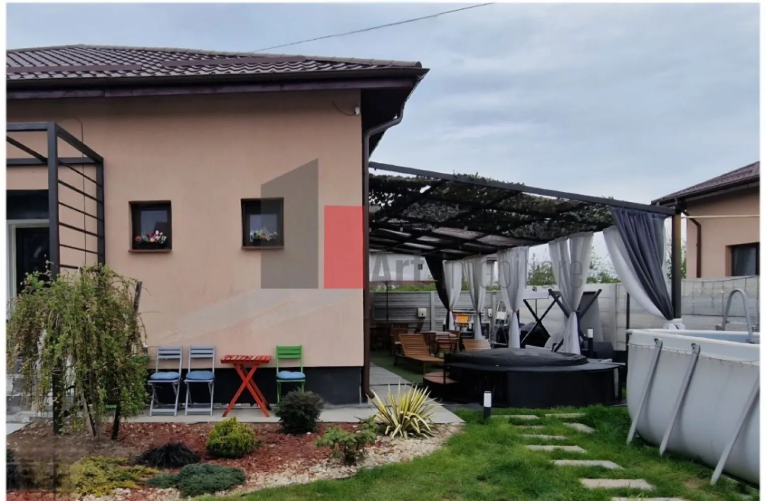 Vanzare casa moderna cu piscina si zona de fitness --Mihailesti - Locatie: Mihailesti, jud. Giurgiu
Zona rezidentiala linistita, doar de case, strada asfaltata si iluminata.
Acces rapid catre Bucuresti (20 km), mijloace de transport, scoala si gradinita in apropiere.

150.000 euro - casa nemobilata
165.000 euro - casa complet mobilata si utilata (mutare imediata).

 Descriere generala:
Casa individuala P + mansarda, construita in 2022, design modern si finisaje de calitate superioara.
Curte complet amenajata, ideala pentru relaxare si activitati in aer liber.
Proprietate perfecta pentru o familie care isi doreste confort, liniste si facilitati moderne.
Disponibila imediat pentru mutare.

 Detalii proprietate:

Suprafata teren: 500 mp (teren liber 400 mp)

Suprafata utila: 85 mp

Amprenta la sol: 100 mp

Structura: beton armat, zidarie caramida Porotherm

Izolatie termica si fonica performanta

Acoperis: tigla metalica

 Compartimentare:

Parter:

Hol generos

Living luminos, 30 mp

Bucatarie inchisa, 12 mp

2 dormitoare, 15 si 17 mp

Baie cu geam, 7 mp

Camera tehnica cu geam, 6 mp

Terasa acoperita 40 mp + pergola

Mansarda:

Placa de beton

Acces prin scara retractabila

Spatiu pentru depozitare sau extindere ulterioara

 Dotari si utilitati:

Apa, canalizare, gaze, curent 220/380V (bransament nou pe cupru)

Centrala termica Ariston cu control WiFi

2 aparate de aer conditionat Ariston control prin WiFi

Iluminat inteligent in curte controlabil WiFi

Supraveghere video exterior

Poarta automatizata si gard din placi de beton

Curte amenajata complet

Piscina si ciubar jacuzzi
Zona fitness exterioara acoperita

Pergola si terasa cu sistem de racire cu vapori

Zona de gratar si dining exterior

Magazie pentru depozitare

Gazon natural, tuja, iluminat decorativ

3 locuri de parcare in curte + 2 la poarta

 

150 000 euro - casa nemobilata-ramane bucataria,piscina,jacuzzi si masa de gradina cu scaunele

 Avantaje:

Casa noua, fara investitii suplimentare

Zona sigura si linistita, vecini civilizati

Ideal pentru familie, lucru de acasa si relaxare