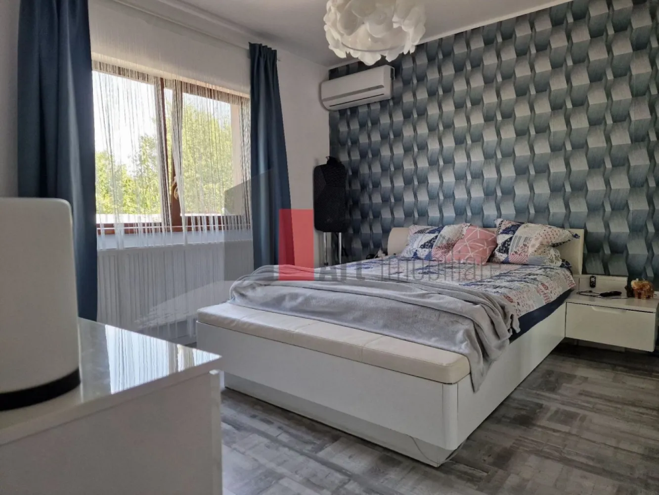 Vanzare casa moderna cu piscina si zona de fitness --Mihailesti - Locatie: Mihailesti, jud. Giurgiu
Zona rezidentiala linistita, doar de case, strada asfaltata si iluminata.
Acces rapid catre Bucuresti (20 km), mijloace de transport, scoala si gradinita in apropiere.

150.000 euro - casa nemobilata
165.000 euro - casa complet mobilata si utilata (mutare imediata).

 Descriere generala:
Casa individuala P + mansarda, construita in 2022, design modern si finisaje de calitate superioara.
Curte complet amenajata, ideala pentru relaxare si activitati in aer liber.
Proprietate perfecta pentru o familie care isi doreste confort, liniste si facilitati moderne.
Disponibila imediat pentru mutare.

 Detalii proprietate:

Suprafata teren: 500 mp (teren liber 400 mp)

Suprafata utila: 85 mp

Amprenta la sol: 100 mp

Structura: beton armat, zidarie caramida Porotherm

Izolatie termica si fonica performanta

Acoperis: tigla metalica

 Compartimentare:

Parter:

Hol generos

Living luminos, 30 mp

Bucatarie inchisa, 12 mp

2 dormitoare, 15 si 17 mp

Baie cu geam, 7 mp

Camera tehnica cu geam, 6 mp

Terasa acoperita 40 mp + pergola

Mansarda:

Placa de beton

Acces prin scara retractabila

Spatiu pentru depozitare sau extindere ulterioara

 Dotari si utilitati:

Apa, canalizare, gaze, curent 220/380V (bransament nou pe cupru)

Centrala termica Ariston cu control WiFi

2 aparate de aer conditionat Ariston control prin WiFi

Iluminat inteligent in curte controlabil WiFi

Supraveghere video exterior

Poarta automatizata si gard din placi de beton

Curte amenajata complet

Piscina si ciubar jacuzzi
Zona fitness exterioara acoperita

Pergola si terasa cu sistem de racire cu vapori

Zona de gratar si dining exterior

Magazie pentru depozitare

Gazon natural, tuja, iluminat decorativ

3 locuri de parcare in curte + 2 la poarta

 

150 000 euro - casa nemobilata-ramane bucataria,piscina,jacuzzi si masa de gradina cu scaunele

 Avantaje:

Casa noua, fara investitii suplimentare

Zona sigura si linistita, vecini civilizati

Ideal pentru familie, lucru de acasa si relaxare