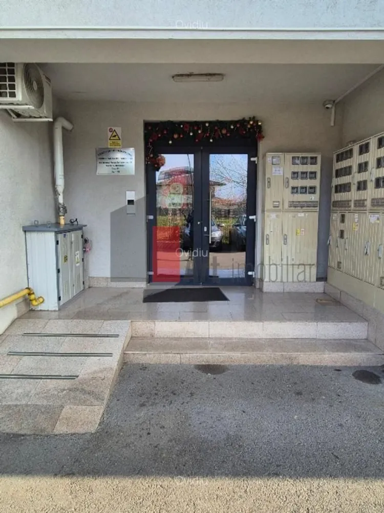 Vindem apartament 3 camere Drumul Taberei-Valea Doftanei+2 locuri parcare - Vindem apartament 3 camere 85 mp + terasa 51 mp exact langa parcul Constantin Brancusi, Drumul Taberei, sect 6.
 Apart. se afla intr-un bloc nou, et 4 cu lift, pozitionare est, cu multa lumina naturala, cat si intimitate mare. In zona se afla statia de metrou Valea Ialomitei, cresa in constructie, gradinita noua, cat si mai multe scoli. 
Apartamentul este foarte bine proiectat astfel incat se poate recompartimenta in 4 camere sau in varianta in care se uneste bucataria cu livingul si astfel se obtine un spatiu foarte generos de cca 40 mp. Terasa este amenajata cu panouri de sticla cat si cu o marchiza automata, care acopera mare parte din terasa
 Intentionam sa-l vindem nemobilat.
 Detinem si 2 locuri de parcare cost 9.000 Euro/loc. Se poate opta pentru achizitia unui singur loc de parcare, celalalt il putem vinde la vecini.