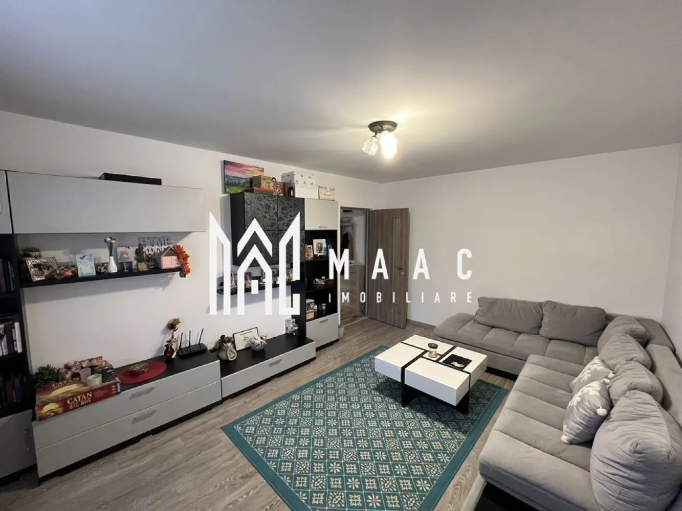 Apartament 2 camere | Decomandat | Balcon | Parcare | Pod - MAAC Imobiliare ofera spre inchiriere apartament de 2 camere decomandat, situat la etajul 3/3, cu pod deasupra pentru depozitare și acces direct din apartament situat in zona Arhitectilor (Calea Cisnadiei).

Caracteristici:
Suprafață utilă: 48.51 mp
Compartimentare: Hol, living, dormitor, bucătărie separată, balcon de 7 mp deschis (acces din bucătărie)
Dotări: Mobilat și utilat complet
Loc de parcare: Inclus

Descriere detaliată
Living:
Spațios și confortabil
Mobilat modern și complet utilat

Dormitor:
Atmosferă intimă și liniștitoare
Mobilier de calitate

Bucătărie:
Separată și complet echipată
Acces direct la balcon

Balcon:
Suprafață de 7 mp, deschis
Acces din bucătărie
Perfect pentru momente de relaxare în aer liber

Hol:
Spațios, cu acces facil către toate camerele

Pod:
Spațiu de depozitare generos
Acces direct din apartament, oferind comoditate suplimentară
Este desfasurat pe toata suprafata apartamentului

Loc de parcare:
Inclus în preț, asigurând confort și siguranță pentru autoturism

Pentru mai multe informații sau pentru a programa o vizionare, nu ezitați să ne contactați, specificand ID: CP2780389