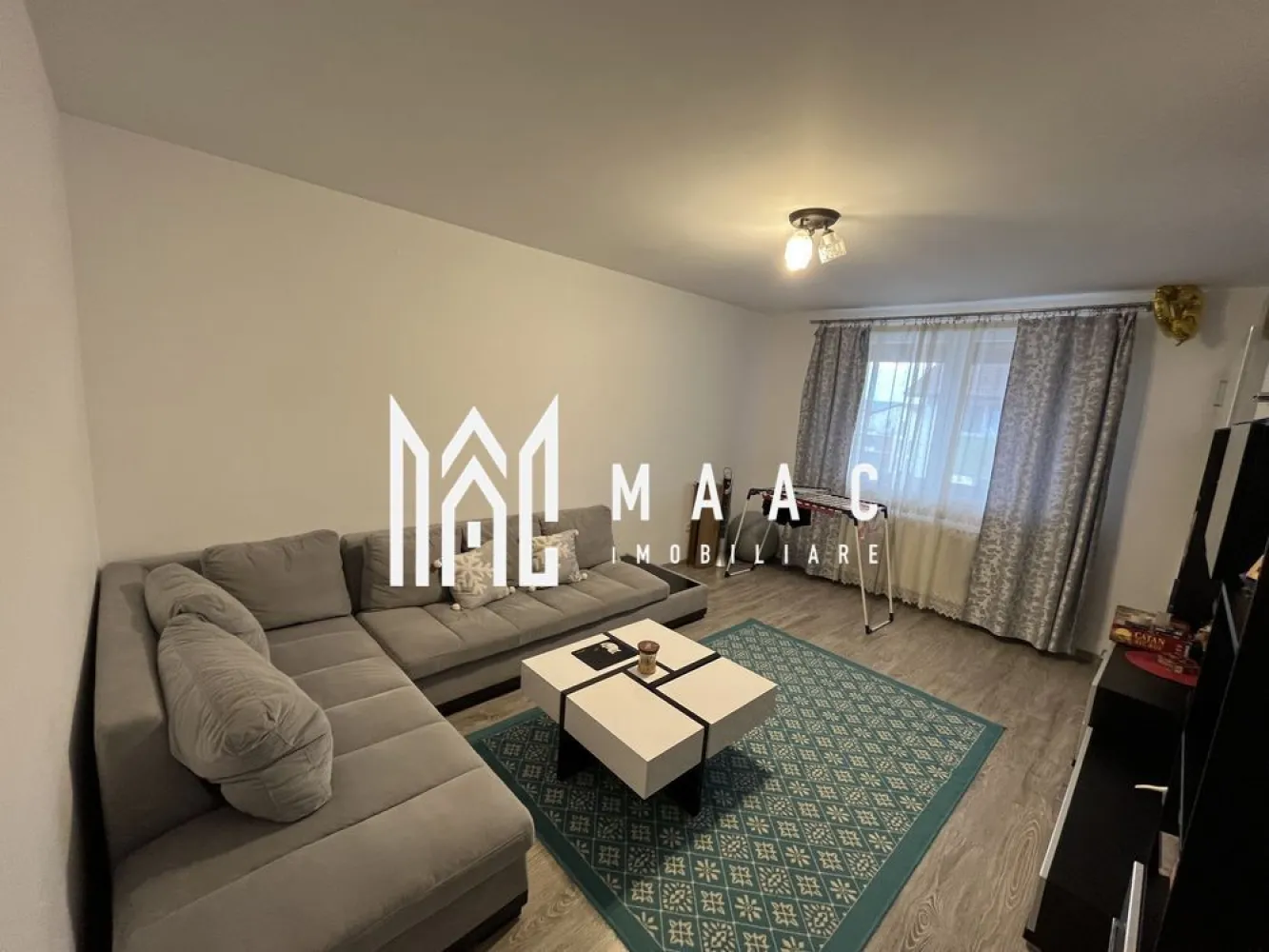 Apartament 2 camere | Decomandat | Balcon | Parcare | Pod - MAAC Imobiliare ofera spre inchiriere apartament de 2 camere decomandat, situat la etajul 3/3, cu pod deasupra pentru depozitare și acces direct din apartament situat in zona Arhitectilor (Calea Cisnadiei).

Caracteristici:
Suprafață utilă: 48.51 mp
Compartimentare: Hol, living, dormitor, bucătărie separată, balcon de 7 mp deschis (acces din bucătărie)
Dotări: Mobilat și utilat complet
Loc de parcare: Inclus

Descriere detaliată
Living:
Spațios și confortabil
Mobilat modern și complet utilat

Dormitor:
Atmosferă intimă și liniștitoare
Mobilier de calitate

Bucătărie:
Separată și complet echipată
Acces direct la balcon

Balcon:
Suprafață de 7 mp, deschis
Acces din bucătărie
Perfect pentru momente de relaxare în aer liber

Hol:
Spațios, cu acces facil către toate camerele

Pod:
Spațiu de depozitare generos
Acces direct din apartament, oferind comoditate suplimentară
Este desfasurat pe toata suprafata apartamentului

Loc de parcare:
Inclus în preț, asigurând confort și siguranță pentru autoturism

Pentru mai multe informații sau pentru a programa o vizionare, nu ezitați să ne contactați, specificand ID: CP2780389