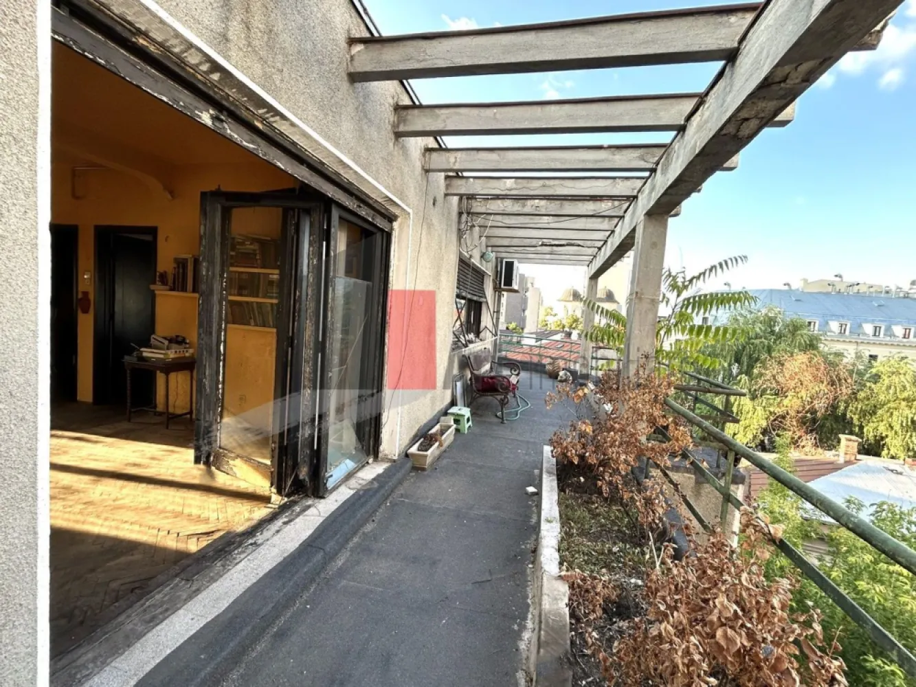 Pret Nou! Apartament unicat cu terasa 50mp | Ultracentral-cartierul Evreiesc - Va prezentam spre achizitie, un apartament exceptional prin pozitie si impartire, ce necesita renovare pentru a fi adus la standardele moderne, cu un potential imens in a deveni un apartament de lux, pretabil rezidentei dar si unei afaceri ce necesita birou central
Apartamentul se afla la etajul 3 din 3, singurul apartament pe palier, intr-un bloc boutique, construit in anul 1937, sub proiectul celebrului arhitect Marcel Iancu, „autorul moral al modernismului în Romania” dupa cum l-a denumit scriitorul avangardist Jacques (Goldschlager) Costin. 
Marcel Iancu semneaza primele cladiri moderniste din Bucuresti, imobile care au devenit, in timp, repere arhitecturale si expresii emblematice ale unei epoci de avangarda. Puternic influentat de curente precum cubismul, constructivismul si de viziunea nonconformista a lui Le Corbusier, Iancu s-a aflat intr-o permanenta explorare a unui nou limbaj arhitectural, unul in care confortul nu mai era un apanaj al ostentatiei, ci un rezultat firesc al functionalitatii. Intr-un peisaj dominat de stiluri istoriste, el aduce o ruptura eleganta, renunta la ornament, privilegiaza forma pura, geometria clara, materialele moderne. Liniile sale drepte, fațadele curate, utilizarea sticlei si a fierului forjat dezgolit de decorativism transforma cladirile in manifeste arhitecturale.

Marcel Iancu a reusit sa creeze poate cel mai echilibrat spatiu rezidential urban: generos, luminos, aerisit, conturat de linii curbe recognoscibile, incalzit subtil de texturile lemnului si de fluiditatea trecerilor culisante intre camere.

Apartamentul necesita renovare completa, este semidecomandat si are 3 camere, bucatarie inchisa, multiple spatii de depozitare inclusiv boxa la subsol si debarale pe nivel in proprietate, 1 baie completa cu aerisire, 1 grup sanitar pe scara secundara in proprietate, 1 balcon deschis, cu iesire din bucatarie si 1 terasa impresionanta de 50 mp cu iesire din living si cu vedere panoramica. 
Cu o renovare si amenajare, spatiul se poate transforma intr-un apartament de lux, cu terasa ce ofera zone si de relaxare dar si de dining, cu zona de dormit ce poate fi separata, impreuna cu baie proprie si dressing incapator si deasemenea cu toaleta de serviciu pt oaspeti. 

Zona este una ultracentrala, in inima cartierului evreiesc si la cca 600 de metri (10 minute de mers pe jos) de Piata Unirii si statia de metrou Unirii. Totodata pozitionarea pe stradutele cartierului evreiesc, ofera intimitate si liniste. 
Cartierul Evreiesc din Bucuresti este mai mult decat o simpla zona urbana, este o tesatura complexa de memorie, cultura si arhitectura, care reflecta contributia esentiala a comunitatii evreiesti la identitatea capitalei. 
Cartierul Evreiesc ramane un spatiu de reflectie si redescoperire, in care farmecul Bucureștiului de altadata inca pulseaza discret dar ferm. 
Apartamentul este disponibil imediat, actele sunt pregatite pentru vanzare, pretul este negociabil, comision 0.