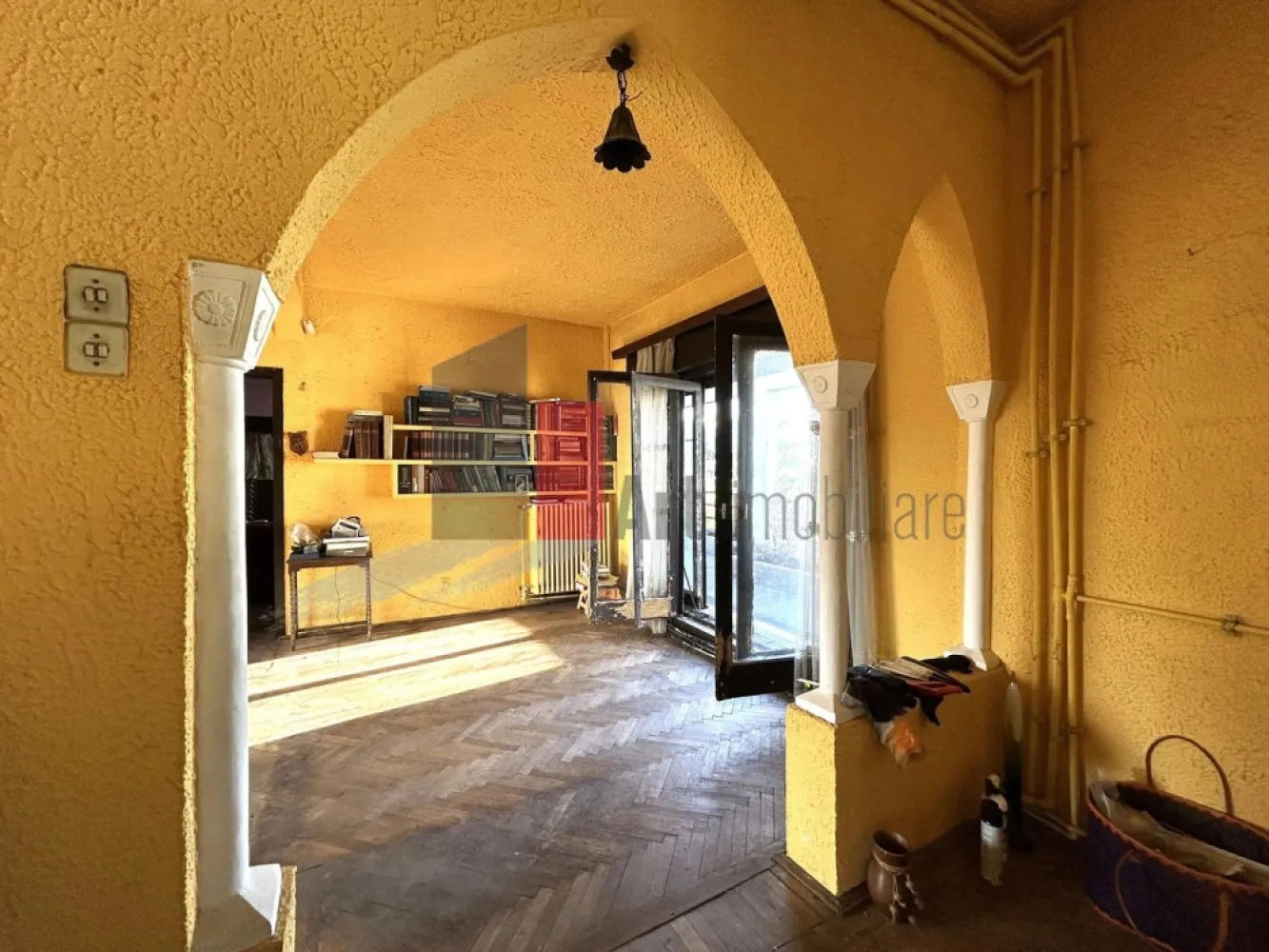 Pret Nou! Apartament unicat cu terasa 50mp | Ultracentral-cartierul Evreiesc - Va prezentam spre achizitie, un apartament exceptional prin pozitie si impartire, ce necesita renovare pentru a fi adus la standardele moderne, cu un potential imens in a deveni un apartament de lux, pretabil rezidentei dar si unei afaceri ce necesita birou central
Apartamentul se afla la etajul 3 din 3, singurul apartament pe palier, intr-un bloc boutique, construit in anul 1937, sub proiectul celebrului arhitect Marcel Iancu, „autorul moral al modernismului în Romania” dupa cum l-a denumit scriitorul avangardist Jacques (Goldschlager) Costin. 
Marcel Iancu semneaza primele cladiri moderniste din Bucuresti, imobile care au devenit, in timp, repere arhitecturale si expresii emblematice ale unei epoci de avangarda. Puternic influentat de curente precum cubismul, constructivismul si de viziunea nonconformista a lui Le Corbusier, Iancu s-a aflat intr-o permanenta explorare a unui nou limbaj arhitectural, unul in care confortul nu mai era un apanaj al ostentatiei, ci un rezultat firesc al functionalitatii. Intr-un peisaj dominat de stiluri istoriste, el aduce o ruptura eleganta, renunta la ornament, privilegiaza forma pura, geometria clara, materialele moderne. Liniile sale drepte, fațadele curate, utilizarea sticlei si a fierului forjat dezgolit de decorativism transforma cladirile in manifeste arhitecturale.

Marcel Iancu a reusit sa creeze poate cel mai echilibrat spatiu rezidential urban: generos, luminos, aerisit, conturat de linii curbe recognoscibile, incalzit subtil de texturile lemnului si de fluiditatea trecerilor culisante intre camere.

Apartamentul necesita renovare completa, este semidecomandat si are 3 camere, bucatarie inchisa, multiple spatii de depozitare inclusiv boxa la subsol si debarale pe nivel in proprietate, 1 baie completa cu aerisire, 1 grup sanitar pe scara secundara in proprietate, 1 balcon deschis, cu iesire din bucatarie si 1 terasa impresionanta de 50 mp cu iesire din living si cu vedere panoramica. 
Cu o renovare si amenajare, spatiul se poate transforma intr-un apartament de lux, cu terasa ce ofera zone si de relaxare dar si de dining, cu zona de dormit ce poate fi separata, impreuna cu baie proprie si dressing incapator si deasemenea cu toaleta de serviciu pt oaspeti. 

Zona este una ultracentrala, in inima cartierului evreiesc si la cca 600 de metri (10 minute de mers pe jos) de Piata Unirii si statia de metrou Unirii. Totodata pozitionarea pe stradutele cartierului evreiesc, ofera intimitate si liniste. 
Cartierul Evreiesc din Bucuresti este mai mult decat o simpla zona urbana, este o tesatura complexa de memorie, cultura si arhitectura, care reflecta contributia esentiala a comunitatii evreiesti la identitatea capitalei. 
Cartierul Evreiesc ramane un spatiu de reflectie si redescoperire, in care farmecul Bucureștiului de altadata inca pulseaza discret dar ferm. 
Apartamentul este disponibil imediat, actele sunt pregatite pentru vanzare, pretul este negociabil, comision 0.