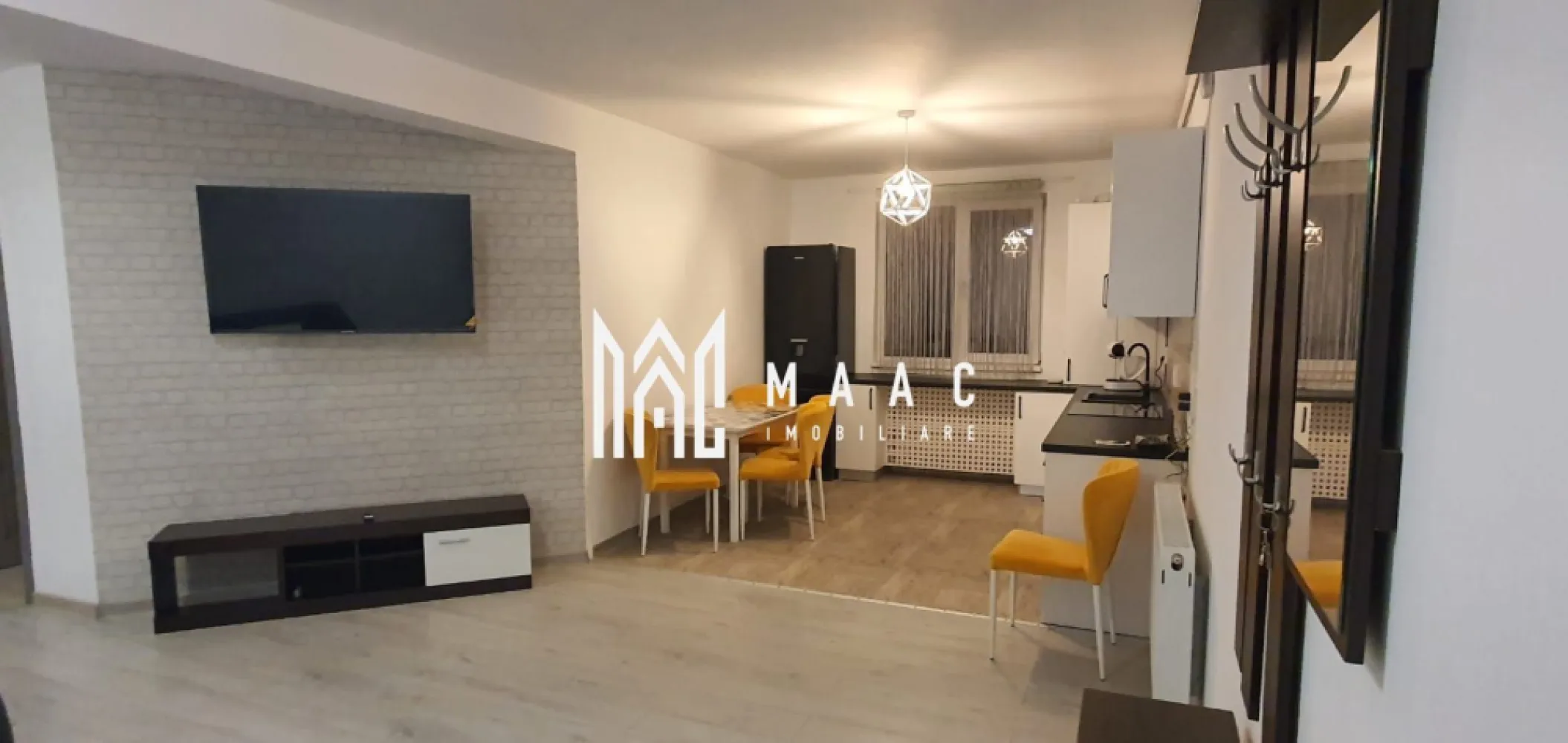 Apartament 3 camere | Etaj 3 | 72 mpu | Modern | Aleea Sevis - MAAC Imobiliare vă propune spre închiriere un apartament cu 3 camere, decomandat, situat într-o zonă apreciată a orașului, pe Aleea Seviș, cartier Hipodrom III.

Apartamentul are o suprafață utilă de 72 mp și este amplasat la etajul 3 din 4 al unui imobil bine întreținut. Compartimentarea este practică și modernă, fiind compus din două dormitoare, living generos cu bucătărie open-space, baie dotată cu jacuzzi și balcon de 4 mp, ideal pentru relaxare.

Locuința se închiriază complet mobilată și utilată, cu finisaje moderne, oferind un nivel ridicat de confort. Beneficiază de centrală termică proprie cu calorifere, asigurând eficiență energetică și costuri reduse de întreținere.

Condiții de închiriere:

Contract pe perioadă minimă de 12 luni

Garanție: echivalentul unei chirii lunare

Nu se acceptă animale de companie

Apartamentul este ideal pentru persoane sau familii care își doresc un spațiu modern, bine poziționat și gata de mutare imediată.

Pentru mai multe detalii sau pentru programarea unei vizionări, MAAC Imobiliare vă stă cu drag la dispoziție.
ID: CP2868761.