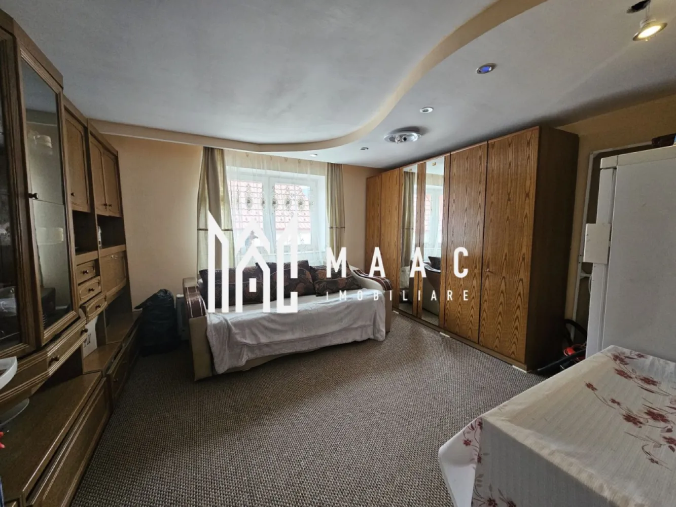 Casa Individuala | 2 Corpuri | 4 Camere | 100 MPU | Saliste - MAAC Imobiliare vă propune spre vânzare o proprietate formată din două corpuri de clădire, cu o suprafață utilă totală de 85 mp si un teren de 364mp, situată în imediata apropiere a centrului orașului Săliște, ideală pentru cei care caută un imobil versatil, bine poziționat și ușor accesibil.

Acoperisul unui corp de cladire a fost schimbat in urma cu 3 ani.

Locuința este compartimentată funcțional și cuprinde:
-4 camere
-1 bucătărie
-1 baie
-1 camara

Cele două corpuri de clădire sunt separate printr-o poartă de trecere, oferind intimitate și posibilitatea utilizării independente, fiind potrivite pentru locuire multifamilială sau pentru combinarea spațiului rezidențial cu alte activități.

Sistemul de încălzire este diferențiat:
-un corp este încălzit cu gaz
-celălalt corp dispune de încălzire cu centrala pe lemne și pivniță, ideală pentru depozitare și spațiu tehnic

Accesul la proprietate se face direct din stradă, asigurând confort și ușurință în utilizarea zilnică. Amplasarea aproape de centrul orașului Săliște oferă acces rapid la facilități locale, magazine și instituții, ceea ce transformă această proprietate într-o opțiune potrivită atât pentru locuință, cât și pentru investiție.

Pentru mai multe detalii sau pentru programarea unei vizionări vă rugăm să menționați la telefon numărul CP2833580.