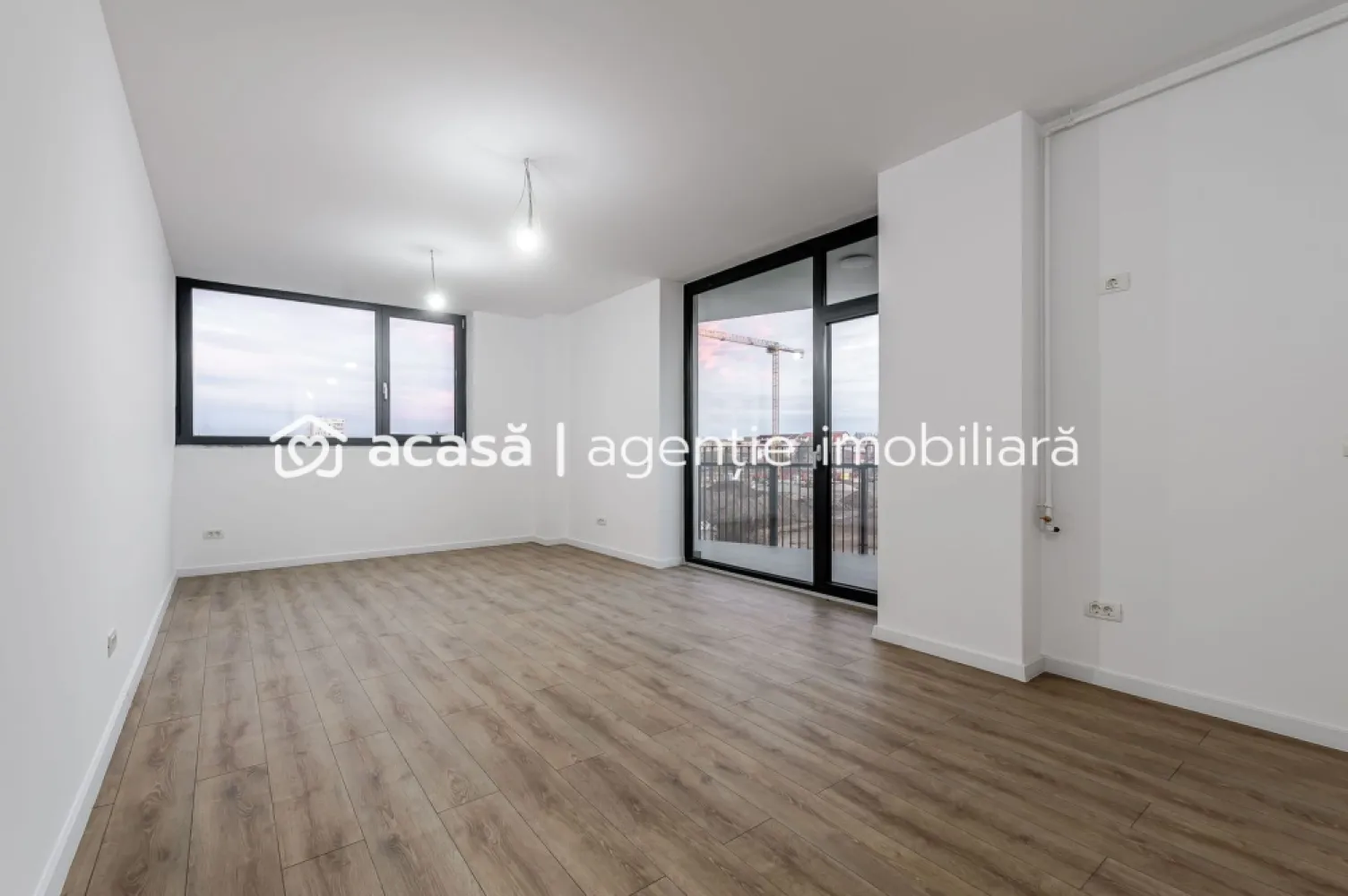 Apartament premium cu 3 camere X-City - direct de la dezvoltator - Apartament nou cu 3 camere în X-City Towers, Timișoara, la etajul 1, cu suprafață de 77 m², inclusiv balcon și logie. 
Spațiul este modern compartimentat, cu 2 băi, dressing și finisaje complete, obiecte sanitare incluse. 
Loc de parcare subteran inclus în preț.

Ansamblul se află într-o zonă dinamică a Timișoarei, aproape de școli, centre comerciale, restaurante și spații verzi, oferind confort și un stil de viață echilibrat.

Mută-te imediat într-un apartament sigur și modern în Timișoara, direct de la dezvoltator, fără comision. 

Contact: Lucian Marc – 0746 093 329, Consultant Imobiliar.