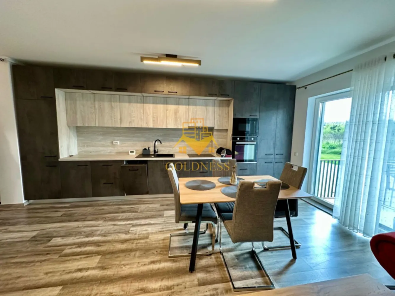 2 camere, Buna ziua, Bloc Nou, Parcare, Lidl, Calea Turzii, Fagului - GOLDNESS Imobiliare vă propune spre închiriere un apartament cu 2 camere complet mobilat și utilat, la Parter într-un imobil de etaje 4, în Cartierul Buna ziua.
Dispune de loc de parcare subteran!
Se află în apropierea stațiilor de transport în comun, magazine, restaurante, spații verzi, farmacii, etc. 

Apartamentul este compartimentat astfel:
 - dormitor cu pat matrimonial, dressing, noptiere
 - living cu canapea extensibilă 
 - bucătărie open space complet utilată și mobilată, loc de servit masa 
 - baie cu dus walkin, calorifer port prosop și dulap pentru depozitare.
 - balcon 5mp.

Imobilul este dotat cu toate cele necesare- centrală proprie, frigider, aragaz, hotă, mașină de spălat haine, etc. 

Dacă sunteți interesați de acest apartament și doriți să îl vizionați, dar și pentru alte oferte nu ezitați să ne contactați telefonic sau prin e-mail. Vă stăm la dispoziție!
Pentru intermediere se percepe un comision de 50% din prețul chiriei!