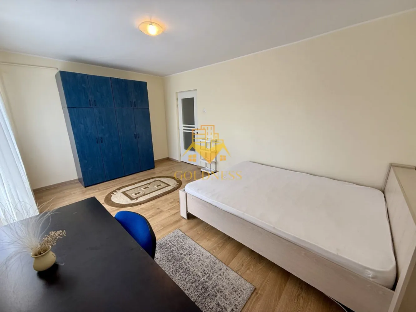 2 camere decomandate, balcon, Zorilor, Golden Tulip, UTCN, Profi - GOLDNESS Imobiliare vă propune spre închiriere un apartament cu 2 camere complet mobilat și utilat, la etajul 4 într-un imobil de 4 etaje, în Cartierul Zorilor .
Se poate parca prin zona
Se află în apropierea stațiilor de transport în comun, magazine, restaurante, spații verzi, farmacii, etc. 

Apartamentul este compartimentat astfel:
 - dormitor cu pat matrimonial, dressing
 - dormitor cu pat matrimonial, dressing
 - bucatarie complet utilată și mobilată, loc de servit masa 
 - baie cu cada, calorifer port prosop și dulap pentru depozitare.
 - balcon de 6 mp.

Imobilul este dotat cu toate cele necesare- centrală proprie, frigider, aragaz, hotă, mașină de spălat haine, etc. 

Dacă sunteți interesați de acest apartament și doriți să îl vizionați, dar și pentru alte oferte nu ezitați să ne contactați telefonic sau prin e-mail. Vă stăm la dispoziție!
Pentru intermediere se percepe un comision de 50% din prețul chiriei!