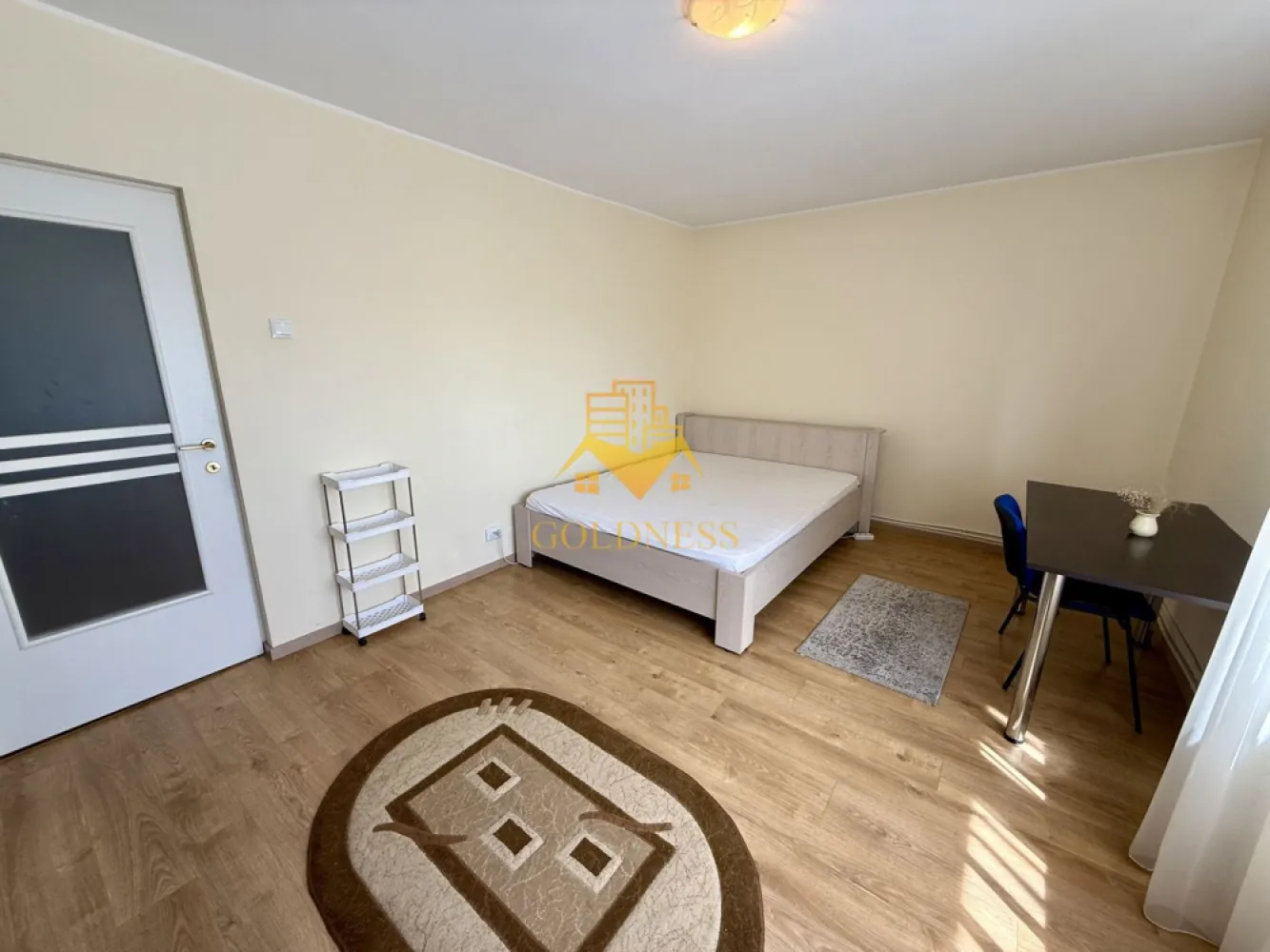 2 camere decomandate, balcon, Zorilor, Golden Tulip, UTCN, Profi - GOLDNESS Imobiliare vă propune spre închiriere un apartament cu 2 camere complet mobilat și utilat, la etajul 4 într-un imobil de 4 etaje, în Cartierul Zorilor .
Se poate parca prin zona
Se află în apropierea stațiilor de transport în comun, magazine, restaurante, spații verzi, farmacii, etc. 

Apartamentul este compartimentat astfel:
 - dormitor cu pat matrimonial, dressing
 - dormitor cu pat matrimonial, dressing
 - bucatarie complet utilată și mobilată, loc de servit masa 
 - baie cu cada, calorifer port prosop și dulap pentru depozitare.
 - balcon de 6 mp.

Imobilul este dotat cu toate cele necesare- centrală proprie, frigider, aragaz, hotă, mașină de spălat haine, etc. 

Dacă sunteți interesați de acest apartament și doriți să îl vizionați, dar și pentru alte oferte nu ezitați să ne contactați telefonic sau prin e-mail. Vă stăm la dispoziție!
Pentru intermediere se percepe un comision de 50% din prețul chiriei!
