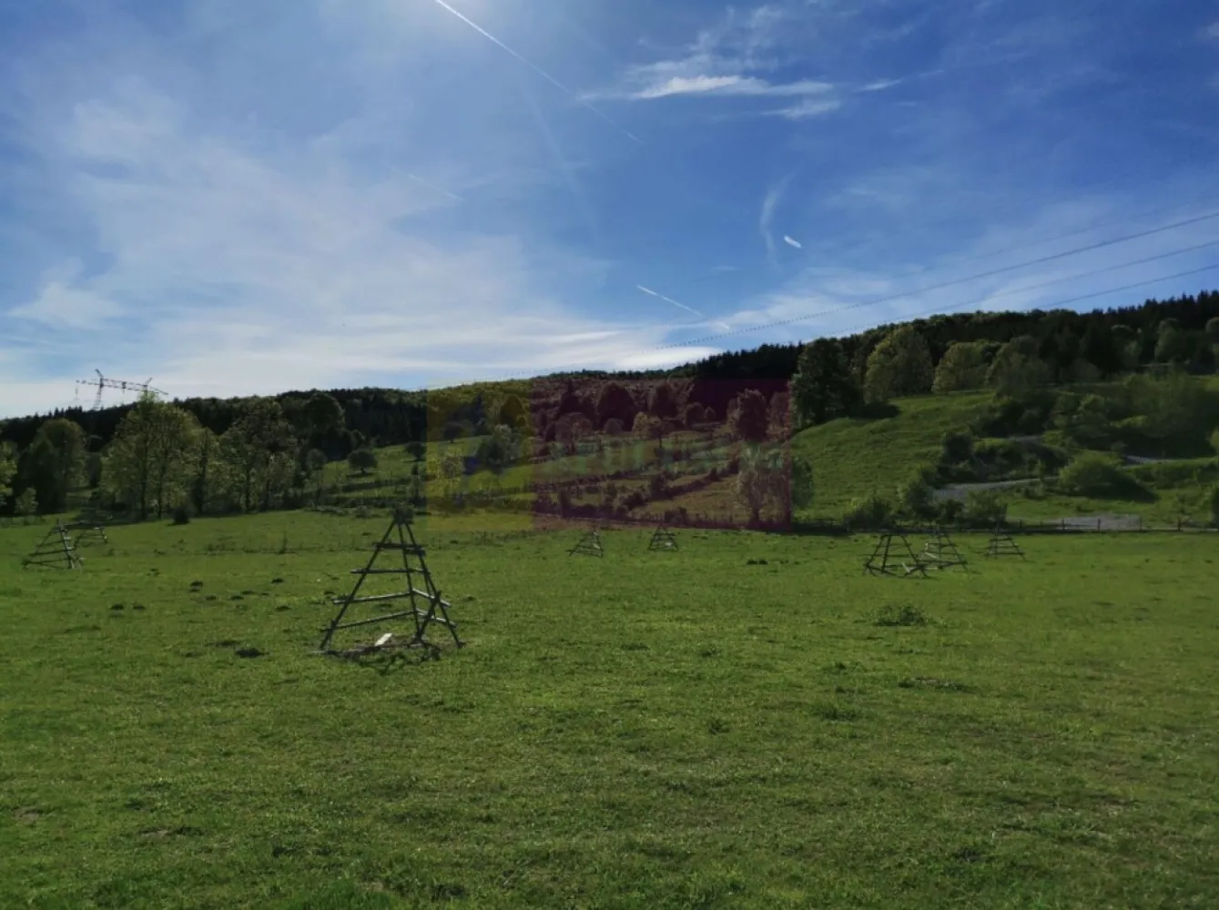 Vila A Frame de vanzare in Valea Doftanei - ILĂ A-FRAME DE VÂNZARE – VALEA DOFTANEI

Natură, liniște și un peisaj spectaculos într-una dintre cele mai apreciate zone montane din Prahova

Descoperă o proprietate specială, cu arhitectură modernă de tip A-Frame, amplasată într-un cadru natural superb, în localitatea Valea Doftanei – locul ideal pentru relaxare, casă de vacanță sau investiție turistică.

Vila este construită pe un teren de 400 mp și are o suprafață totală de aproximativ 130 mp, compartimentată eficient astfel:

Parter – 83 mp
Mansardă – 52 mp

Compartimentarea include:
• 3 dormitoare
• living generos
• bucătărie
• 2 băi
• cameră tehnică
• holuri și spații de depozitare

Proprietatea dispune de:
- instalație electrică realizată
- utilități funcționale – curent, apă, cablu/internet
- acces facil
- zonă retrasă, înconjurată de natură

Interiorul este nefinisat, oferind viitorului proprietar posibilitatea de a amenaja spațiul exact după propriul gust și stil.

Arhitectura A-Frame oferă un design spectaculos, lumină naturală din abundență și o atmosferă caldă, perfectă pentru iubitorii de munte și natură.

 O proprietate cu potențial excelent pentru:
• casă de vacanță
• regim hotelier / Airbnb
• retreat privat
• locuință permanentă într-o zonă liniștită și aerisită

Pentru informații suplimentare și vizionări:
Agenția imobiliară Mervani – 0729 935 536