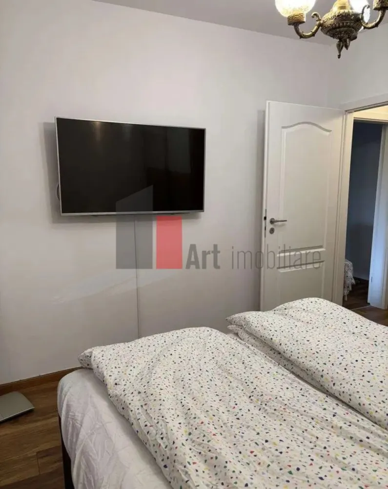 0% Comision, Apartament 2 camere, et 1/7, zona 1 Mai - 0% Comision, Vânzare Apartament 2 camere – Zona 1 Mai | Etaj 1 | Metrou în Proximitate | Balcon 4.75 mp

Se oferă spre vânzare un apartament cu 2 camere, semidecomandat, situat în zona 1 Mai, una dintre cele mai căutate locații din sectorul 1 datorită accesului rapid către toate punctele de interes ale orașului. Locuința se află la etajul 1 al unui imobil cu 7 niveluri, oferind un echilibru perfect între accesibilitate și confort.

Proprietatea este complet mobilată și utilată, fiind o opțiune excelentă atât pentru locuit, cât și pentru investiție în vederea închirierii, datorită cererii ridicate din zonă. Apartamentul beneficiază de o poziționare strategică, stația de metrou 1 Mai aflându-se la doar câteva minute de mers pe jos.

Detalii spațiu:

Suprafață utilă 43.48 mp ( nu a fost inclus balconul) bine compartimentată, ce include un balcon de 4.75 mp

Situat la etajul 1 al unui imobil cu 7 niveluri dotat cu lift

Compartimentare semidecomandată ce maximizează spațiul locuibil

Complet mobilat și utilat, gata pentru mutare imediată

Locuință bine întreținută, cu o compartimentare practică

Utilități și facilități:

Sistem de încălzire prin rețeaua de termoficare a orașului

Toate utilitățile disponibile respectiv apă, gaz, curent și canalizare

Dotări electrocasnice complete incluse în prețul de vânzare

Balcon spațios de 5 mp, ideal pentru relaxare sau depozitare

Contorizare individuală pentru un management eficient al costurilor

Avantaje:

Localizare strategică în zona 1 Mai, la câteva minute de mers pe jos de stația de metrou

Acces facil la etajul 1, fiind o variantă preferată de mulți cumpărători

Proximitate imediată față de piețe, supermarketuri, bănci și parcuri

Potențial ridicat pentru închiriere datorită poziției și dotărilor

Zonă sigură și consacrată, cu infrastructură urbană completă

Condiții de vânzare:

Toate actele sunt disponibile pentru finalizarea tranzacției

Disponibilitate pentru vizionări cu programare prealabilă

Pentru mai multe detalii sau pentru programarea unei vizionări, vă stăm la dispoziție.