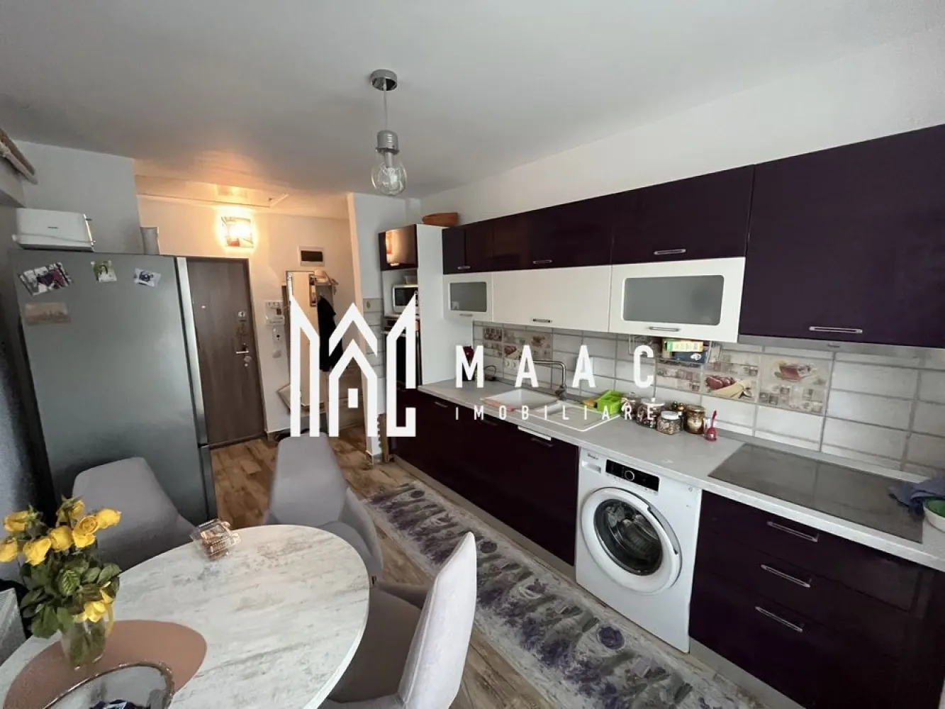 Apartament 2 camere | Etaj 3 | Balcon | Pod | Arhitectilor - MAAC Imobiliare ofera spre inchiriere apartament de 2 camere decomandat, situat la etajul 3/3, cu pod deasupra pentru depozitare și acces direct din apartament situat in zona Arhitectilor (Calea Cisnadiei).

Caracteristici:
Suprafață utilă: 52 mp
Compartimentare: Hol, living, dormitor, bucătărie separată, balcon de 7 mp deschis (acces din bucătărie)
Dotări: Mobilat și utilat complet
Loc de parcare: Inclus

Descriere detaliată
Living:
Spațios și confortabil
Mobilat modern și complet utilat

Dormitor:
Atmosferă intimă și liniștitoare
Mobilier de calitate

Bucătărie:
Separată și complet echipată
Acces direct la balcon

Balcon:
Suprafață de 7 mp, deschis
Acces din bucătărie
Perfect pentru momente de relaxare în aer liber

Hol:
Spațios, cu acces facil către toate camerele

Pod:
Spațiu de depozitare generos
Acces direct din apartament, oferind comoditate suplimentară

Loc de parcare:
Inclus în prețul chiriei, asigurând confort și siguranță pentru autoturism

Condiții de închiriere:
Închiriere pe termen lung, minim 1 an
Nu se acceptă animale de companie
Nu este permis fumatul în incintă
Se percepe în avans chirie și garanție in cuantumul unor 2 chirii lunare.

Pentru mai multe informații sau pentru a programa o vizionare, nu ezitați să ne contactați, specificand ID: CP2315341