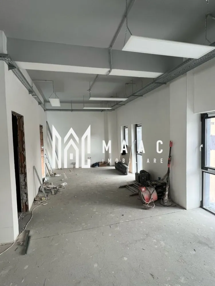 Spatiu birouri | Etaj 3 | 200 MP | Lift | Zona Garii - MAAC Imobiliare va propune un spațiu de birouri de închiriat in Zona Garii, Promenada Mall, Sibiu. Acces facil către transportul public și principalele artere ale orașului. Caracteristici: Disponibilitate: Etajul 2 și Etajul 3 Se pot inchiria separat sau impreuna Suprafață utilă per etaj: 200 mp open space Compartimentare: Open space cu două grupuri sanitare Pretabil pentru orice tip de activitate. Parcare: Locuri de parcare disponibile atât în fața, cât și în spatele clădirii Fiecare etaj beneficiază de trei locuri de parcare subterane incluse în preț. Facilități și dotări: Încălzire și răcire prin ventiloconvectoare Autorizatie ISU, clădire sigură și conformă cu toate normele Lift de opt persoane Sisteme de securitate cu supraveghere video și sisteme antiefracție Fațadă ventilată Spațiul se predă la cheie, gata de utilizare fără investiții suplimentare. Condiții financiare: Prețul include trei locuri de parcare subterane La preț se adaugă TVA Ultimele spații disponibile Clădirea are patru etaje, ultimul etaj fiind penthouse Mai sunt disponibile doar etajele doi și trei. Pentru mai multe detalii precizati telefonic ca ati vazut anuntul cu ID: CP2404492 }}