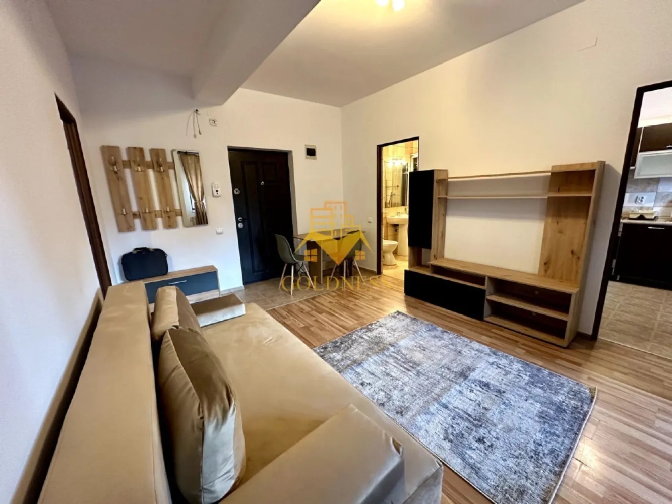 2 camere, Gheorgheni, Iulius Mall, Fsega, Teodor Mihali, UAD - GOLDNESS Imobiliare vă propune spre închiriere un apartament cu 2 camere open-space complet mobilat și utilat, la etajul 3 într-un imobil de 5 etaje, în Cartierul Gheorgheni, Zona Iulius Mall, FSEGA.
Se află în apropierea stațiilor de transport în comun, magazine, restaurante, spații verzi, farmacii, etc. 

Apartamentul este compartimentat astfel:
 - dormitor cu pat matrimonial, dressing, noptiere
 - living cu bucatarie open space complet utilată și mobilată, canapea extensibilă, loc de servit masa 
 - baie cu cabina de dus, calorifer port prosop și dulap pentru depozitare.
 - balcon de 5 mp.

Imobilul este dotat cu toate cele necesare- centrală proprie, frigider, aragaz, hotă, mașină de spălat haine, etc. 

Dacă sunteți interesați de acest apartament și doriți să îl vizionați, dar și pentru alte oferte nu ezitați să ne contactați telefonic sau prin e-mail. Vă stăm la dispoziție!

Pentru intermediere se percepe un comision de 50% din prețul chiriei!