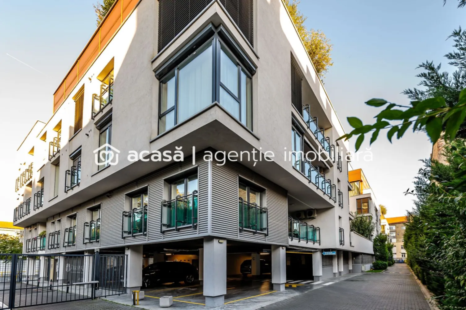 Spațiu de birouri Clasa A în Arad Plaza | 0% Comision - Descoperiți un spațiu de birouri care redefinește standardele de lux și confort, situat ultracentral, în clădirea emblematică Arad Plaza.
Ideal pentru companiile care doresc să își consolideze imaginea, acest sediu premium vă oferă un mediu de lucru caracterizat prin luminozitate naturală excelentă, compartimentare inteligentă și un design premiat.

Detalii esențiale ale proprietății:
Clasificare: Birouri Clasa A (An construcție: 2015)
Suprafețe: 211 mp utili (190 mp suprafață totală birouri) / 448 mp construiți
Nivel: Etajul 4 (într-o clădire cu 5 etaje)
Compartimentare: 4 camere spațioase, 2 băi
Atracția principală: 2 terase exterioare superbe, amenajate cu grădină (aprox. 80 mp)
Disponibilitate: Imediată, direct de la dezvoltator.

Imaginați-vă afacerea dumneavoastră într-un edificiu care inspiră statut și prestigiu, oferind echipei și clienților o experiență la cele mai înalte standarde.
Preț: 443.000 € + 21% TVA

Avantaj client: COMISION 0% la cumpărare. (Reprezentare exclusivă)

Alegeți să vă diferențiați printr-o locație excepțională. 
Contactați-mă pentru a programa o vizionare și a descoperi cum Arad Plaza poate deveni noul dumneavoastră sediu de business!

0721 356 746 - Florin Moș
Agenția imobiliară ACASĂ ARAD