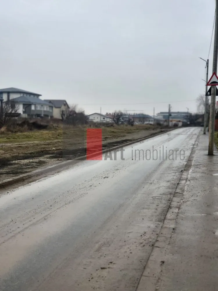 Teren Bucuresti / Dobroesti tripla deschidere - De vânzare: 10.000 mp în Dobroești – Teren cu deschidere de 329 ml!
Vă prezentăm un teren cu un potențial uriaș în comuna Dobroești, locația ideală pentru cei care vor să construiască aproape de București, fără a ieși de pe centură.
De ce să alegi acest teren?
Front stradal masiv: 329 metri la str. Trifoiului + deschideri laterale. Practic, terenul este accesibil din toate părțile.
Locație: Com.Dobroești este „linclusa” in București, fiind singura comună complet închisă de centura interioară.
Suprafață: 10.000 mp (două loturi de 5.000 mp).
Important: O porțiune din teren se află sub zona de protecție a rețelei Transelectrica (LEA 220 kV), detaliu ce permite amenajarea de spații verzi, parcări sau zone de depozitare, conform normativelor în vigoare.
PS Certificatul de urbanism de informare este scos pentru unul din terenuri la o latime a terenului de 15 ml fara retrageri de aici POT-ul de 35%