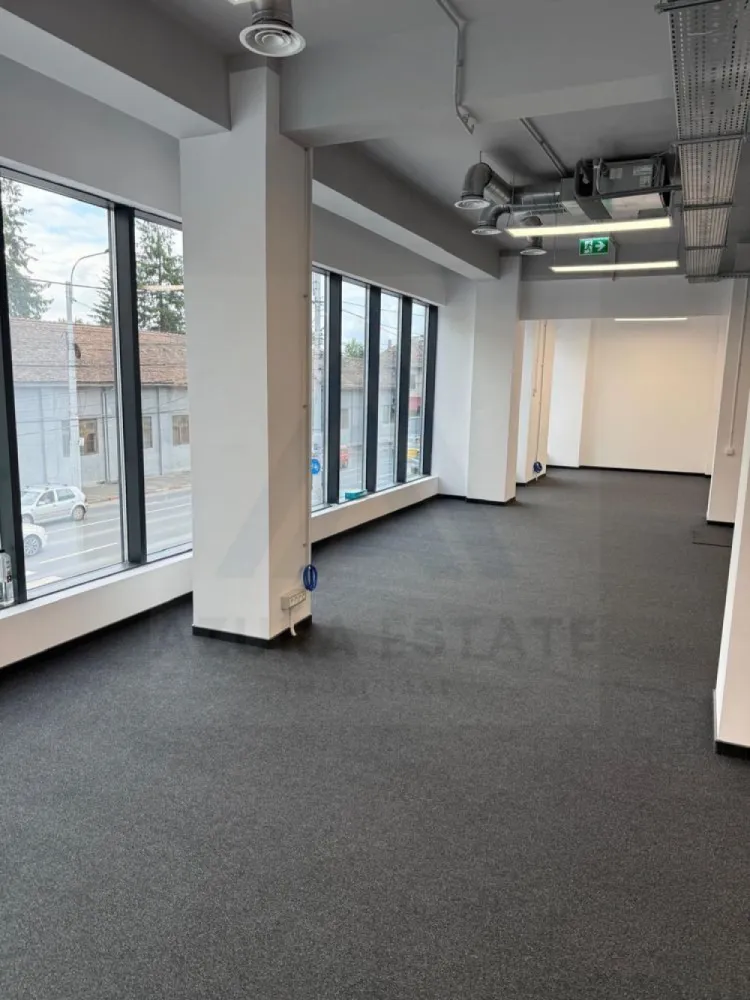 Spatiu comercial 2 etaje autorizate ISU 470 mp utili zona Lazaret - Agenția imobiliara Azura Estate vă propune spre închiriere spații într-o clădire comercială premium, situată in zona Lazaret la doar câțiva pași de Promenada Mall Sibiu și la aproximativ 5 minute de mers pe jos de centrul istoric din Sibiu.

📍 Locația oferă vizibilitate excelentă, acces facil și proximitate față de principalele puncte de interes ale orașului, fiind ideală pentru activități comerciale sau de birou.

Caracteristici generale:
📐 Suprafață per nivel: 235 mp
🏢 Disponibilitate: 2 etaje
➕ Posibilitate de extindere cu încă 500 mp
🛠️ Predare la cheie, cu opțiune de compartimentare personalizată
🚗 Parcare subterană + locuri în spatele clădirii

✨ Dotări și facilități:
🛗 Lift – capacitate 8 persoane
❄️🔥 Încălzire și răcire prin ventiloconvectoare, control pe zone + remote
🧑‍🍳 Bucătărie pe fiecare etaj
🚻 2 grupuri sanitare / nivel
🔒 Sistem complet de securitate (video, antiefracție, control acces)
🌐 Fibră optică – 2 furnizori
⚡ Putere instalată: 180 kW + generator de rezervă
🧱 Fațadă ventilată
🔌 Stație de încărcare pentru mașini electrice
📊 Contorizare separată
📄 Autorizație ISU

🏬 Destinații potrivite:
Birouri IT, cabinete de avocatură, clinici medicale, saloane, showroom-uri, magazine, spații de evenimente și alte activități profesionale.

💶Pretul de inchiriere este de 3.000 € pentru ambele etaje.
💶 Prețul afișat este pentru ambele niveluri si nu include TVA.