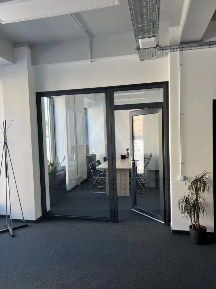 Spatiu comercial 2 etaje autorizate ISU 470 mp utili zona Lazaret - Agenția imobiliara Azura Estate vă propune spre închiriere spații într-o clădire comercială premium, situată in zona Lazaret la doar câțiva pași de Promenada Mall Sibiu și la aproximativ 5 minute de mers pe jos de centrul istoric din Sibiu.

📍 Locația oferă vizibilitate excelentă, acces facil și proximitate față de principalele puncte de interes ale orașului, fiind ideală pentru activități comerciale sau de birou.

Caracteristici generale:
📐 Suprafață per nivel: 235 mp
🏢 Disponibilitate: 2 etaje
➕ Posibilitate de extindere cu încă 500 mp
🛠️ Predare la cheie, cu opțiune de compartimentare personalizată
🚗 Parcare subterană + locuri în spatele clădirii

✨ Dotări și facilități:
🛗 Lift – capacitate 8 persoane
❄️🔥 Încălzire și răcire prin ventiloconvectoare, control pe zone + remote
🧑‍🍳 Bucătărie pe fiecare etaj
🚻 2 grupuri sanitare / nivel
🔒 Sistem complet de securitate (video, antiefracție, control acces)
🌐 Fibră optică – 2 furnizori
⚡ Putere instalată: 180 kW + generator de rezervă
🧱 Fațadă ventilată
🔌 Stație de încărcare pentru mașini electrice
📊 Contorizare separată
📄 Autorizație ISU

🏬 Destinații potrivite:
Birouri IT, cabinete de avocatură, clinici medicale, saloane, showroom-uri, magazine, spații de evenimente și alte activități profesionale.

💶Pretul de inchiriere este de 3.000 € pentru ambele etaje.
💶 Prețul afișat este pentru ambele niveluri si nu include TVA.