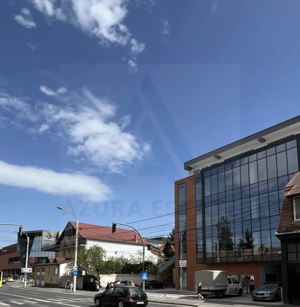 Spatiu comercial 2 etaje autorizate ISU 470 mp utili zona Lazaret - Agenția imobiliara Azura Estate vă propune spre închiriere spații într-o clădire comercială premium, situată in zona Lazaret la doar câțiva pași de Promenada Mall Sibiu și la aproximativ 5 minute de mers pe jos de centrul istoric din Sibiu.

📍 Locația oferă vizibilitate excelentă, acces facil și proximitate față de principalele puncte de interes ale orașului, fiind ideală pentru activități comerciale sau de birou.

Caracteristici generale:
📐 Suprafață per nivel: 235 mp
🏢 Disponibilitate: 2 etaje
➕ Posibilitate de extindere cu încă 500 mp
🛠️ Predare la cheie, cu opțiune de compartimentare personalizată
🚗 Parcare subterană + locuri în spatele clădirii

✨ Dotări și facilități:
🛗 Lift – capacitate 8 persoane
❄️🔥 Încălzire și răcire prin ventiloconvectoare, control pe zone + remote
🧑‍🍳 Bucătărie pe fiecare etaj
🚻 2 grupuri sanitare / nivel
🔒 Sistem complet de securitate (video, antiefracție, control acces)
🌐 Fibră optică – 2 furnizori
⚡ Putere instalată: 180 kW + generator de rezervă
🧱 Fațadă ventilată
🔌 Stație de încărcare pentru mașini electrice
📊 Contorizare separată
📄 Autorizație ISU

🏬 Destinații potrivite:
Birouri IT, cabinete de avocatură, clinici medicale, saloane, showroom-uri, magazine, spații de evenimente și alte activități profesionale.

💶Pretul de inchiriere este de 3.000 € pentru ambele etaje.
💶 Prețul afișat este pentru ambele niveluri si nu include TVA.