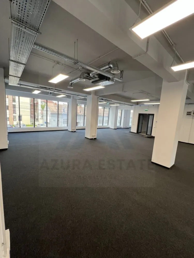 Spatiu comercial 2 etaje autorizate ISU 470 mp utili zona Lazaret - Agenția imobiliara Azura Estate vă propune spre închiriere spații într-o clădire comercială premium, situată in zona Lazaret la doar câțiva pași de Promenada Mall Sibiu și la aproximativ 5 minute de mers pe jos de centrul istoric din Sibiu.

📍 Locația oferă vizibilitate excelentă, acces facil și proximitate față de principalele puncte de interes ale orașului, fiind ideală pentru activități comerciale sau de birou.

Caracteristici generale:
📐 Suprafață per nivel: 235 mp
🏢 Disponibilitate: 2 etaje
➕ Posibilitate de extindere cu încă 500 mp
🛠️ Predare la cheie, cu opțiune de compartimentare personalizată
🚗 Parcare subterană + locuri în spatele clădirii

✨ Dotări și facilități:
🛗 Lift – capacitate 8 persoane
❄️🔥 Încălzire și răcire prin ventiloconvectoare, control pe zone + remote
🧑‍🍳 Bucătărie pe fiecare etaj
🚻 2 grupuri sanitare / nivel
🔒 Sistem complet de securitate (video, antiefracție, control acces)
🌐 Fibră optică – 2 furnizori
⚡ Putere instalată: 180 kW + generator de rezervă
🧱 Fațadă ventilată
🔌 Stație de încărcare pentru mașini electrice
📊 Contorizare separată
📄 Autorizație ISU

🏬 Destinații potrivite:
Birouri IT, cabinete de avocatură, clinici medicale, saloane, showroom-uri, magazine, spații de evenimente și alte activități profesionale.

💶Pretul de inchiriere este de 3.000 € pentru ambele etaje.
💶 Prețul afișat este pentru ambele niveluri si nu include TVA.